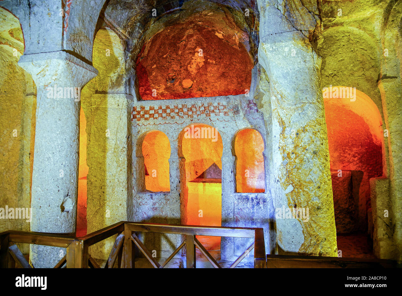 L'intérieur d'église rupestre dans la vallée de Zelve, à l'intérieur de l'église troglodyte,- Goreme open air museum ;, Cappadoce, Turquie. Banque D'Images