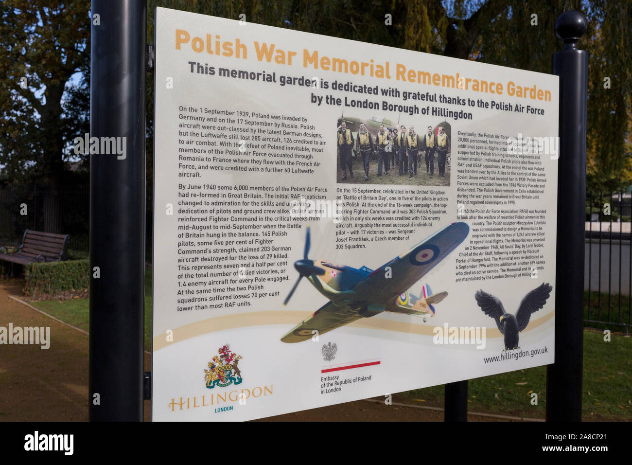 Un panneau d'information dans le jardin du souvenir (ouvert en 2015), qui rend le service et le sacrifice des soldats WW2 Armée de l'Air polonaise, les équipages à la Polish War Memorial, le 6 novembre 2019, dans la région de South Ruislip, Northolt, Londres, Angleterre. Le Polish War Memorial est à la mémoire des aviateurs de la Pologne qui a servi dans la Royal Air Force en tant que partie de la contribution polonaise à la seconde guerre mondiale. Le mémorial a été conçu par Mieczyslaw Lubelski, qui avait été interné dans un camp de travaux forcés pendant la guerre. Il est construit à partir de la pierre de Portland avec lettrage en bronze et un aigle de bronze, symbole de l'Air polonaise pour Banque D'Images