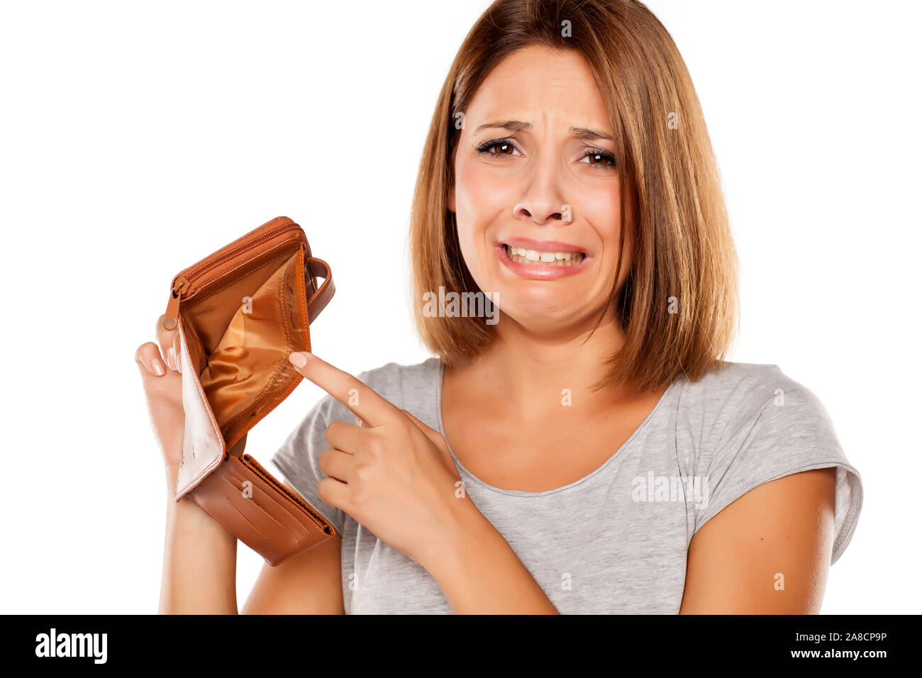 Femme malheureuse montre son porte-monnaie vide Photo Stock - Alamy