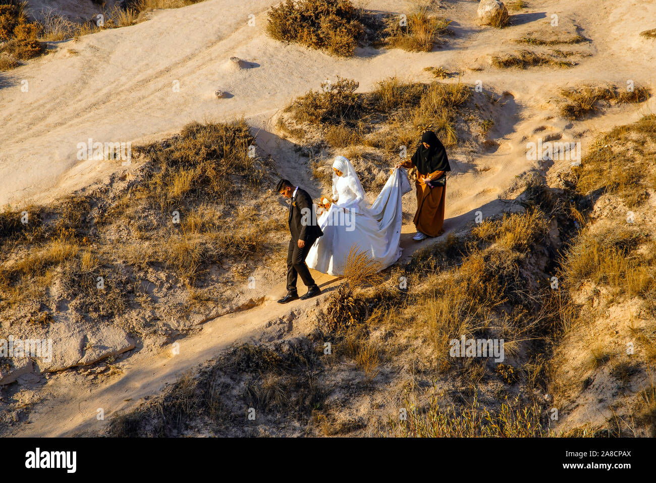 Jeune couple en train de marcher dans la vallée de Devrent, Cappadoce, Anatolie, Turquie. Banque D'Images