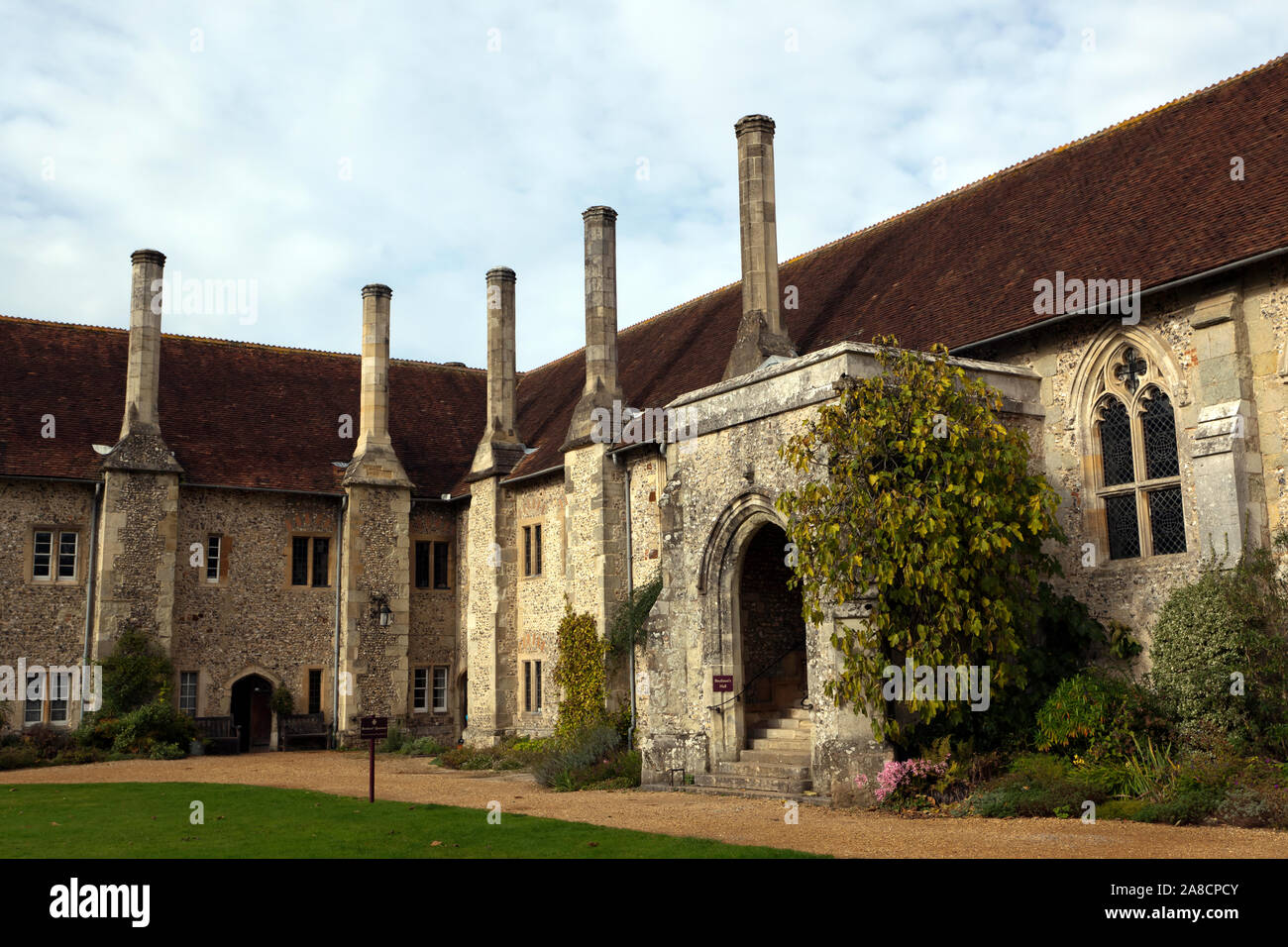 Vue sur le porche d'entrée en pierre aux frères's Hall, à l'Hôpital de Saint Croix, Winchester, Hampshire Banque D'Images