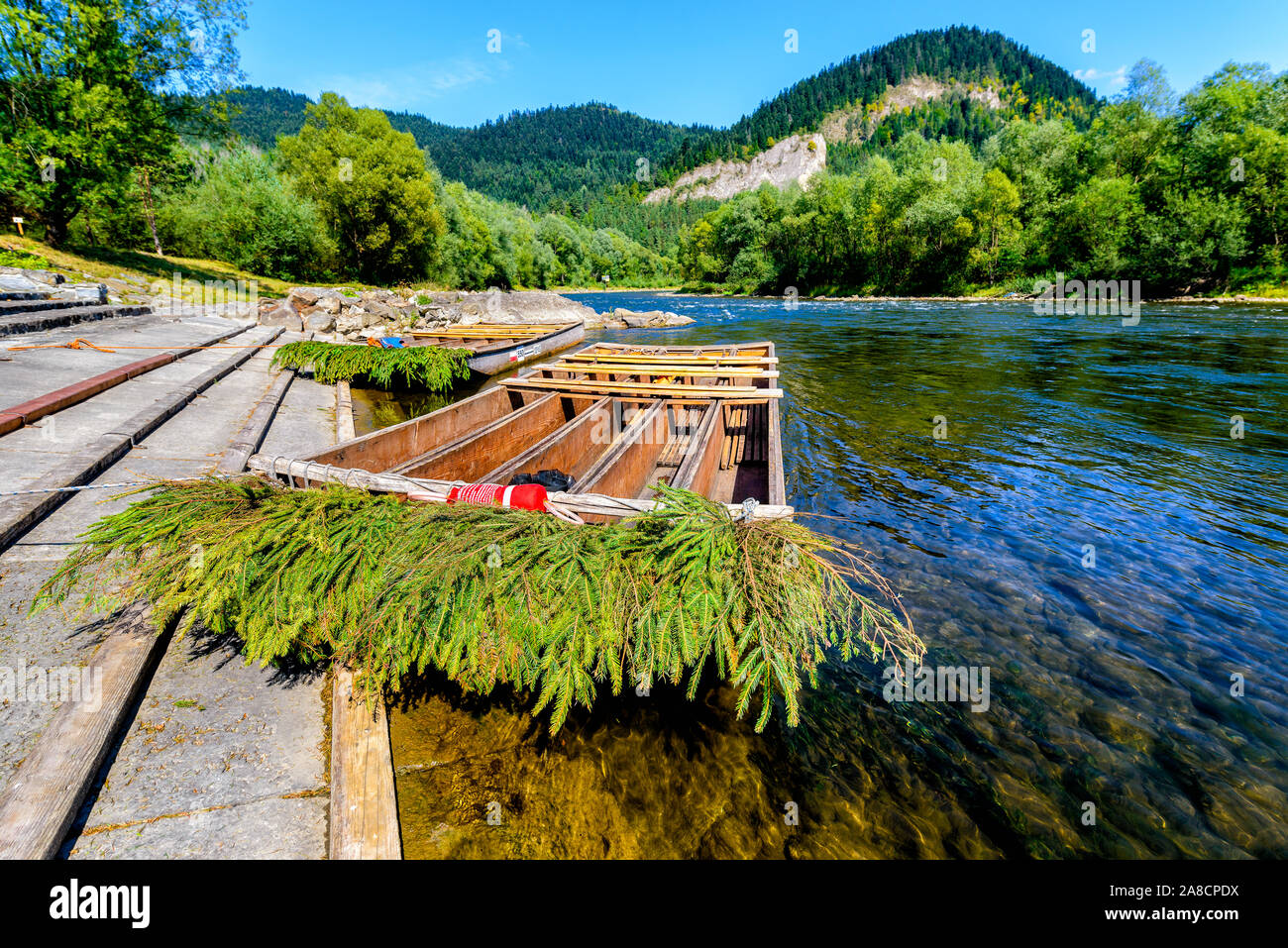 Rafting en bois bateaux sur rive du fleuve Dunajec, montagnes Pieniny, Pologne Banque D'Images