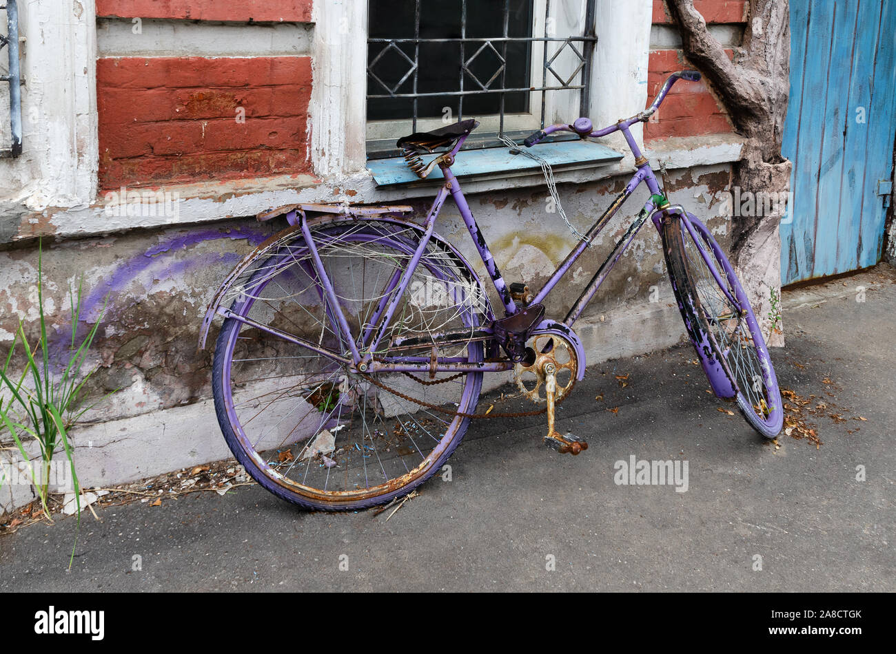 Un vieux vélo repeint près de la maison Banque D'Images