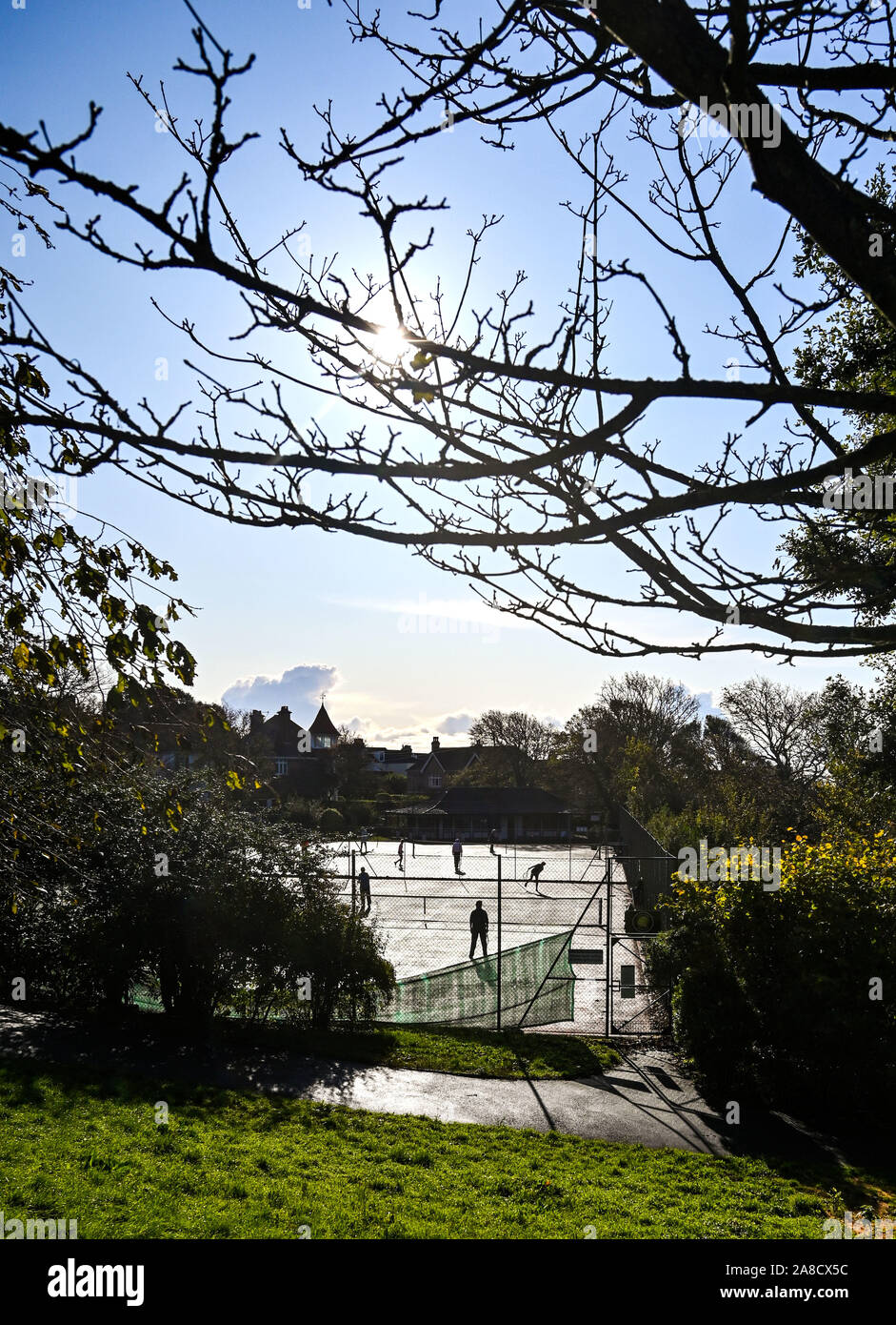 Brighton UK 8 Novembre 2019 - les joueurs de tennis profitez d'une belle matinée ensoleillée d'Automne dans le Queens Park Brighton que d'autres parties de l'expérience de la Grande-Bretagne de fortes pluies et inondations en particulier dans le nord. Crédit : Simon Dack / Alamy Live News Banque D'Images