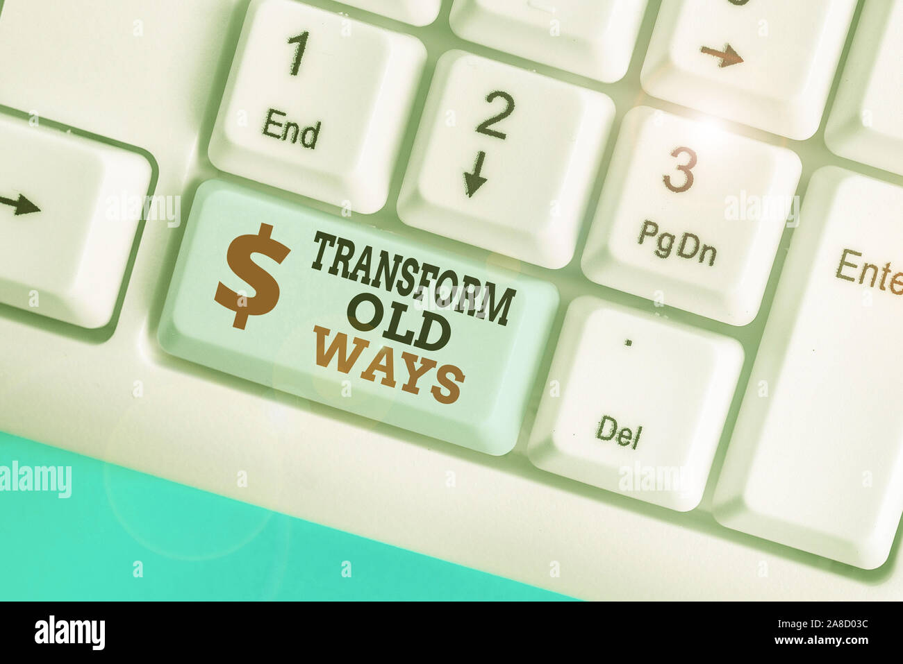 Main conceptuel écrit, indiquant de transformer les vieilles manières. Signification du concept de le remplacer par de nouvelles méthodes alternatives nouvelle solution Banque D'Images
