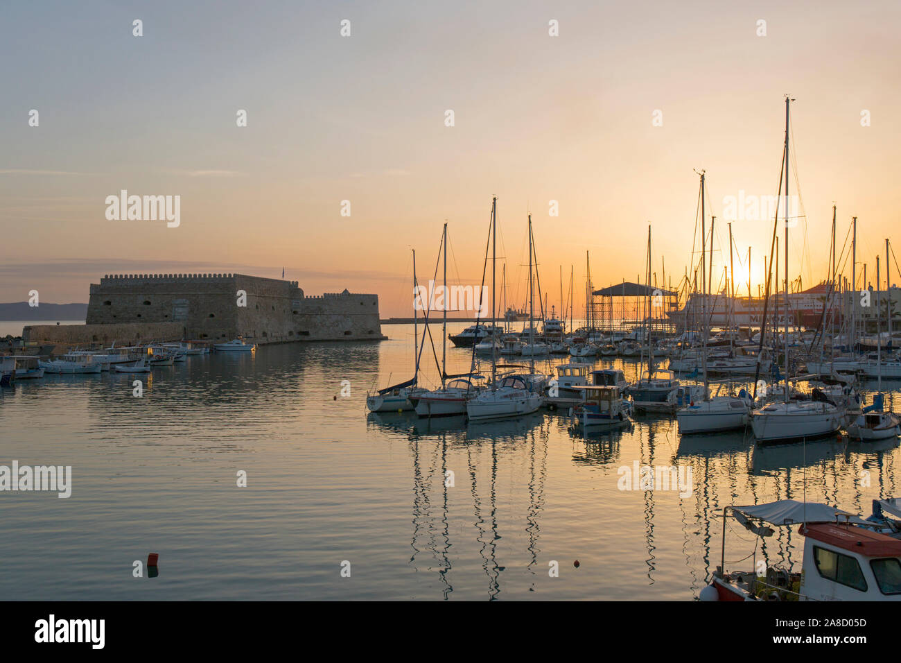 Héraklion, Crète, Grèce. Vue sur le port vénitien de la forteresse d'Héraklion, le lever du soleil. Banque D'Images