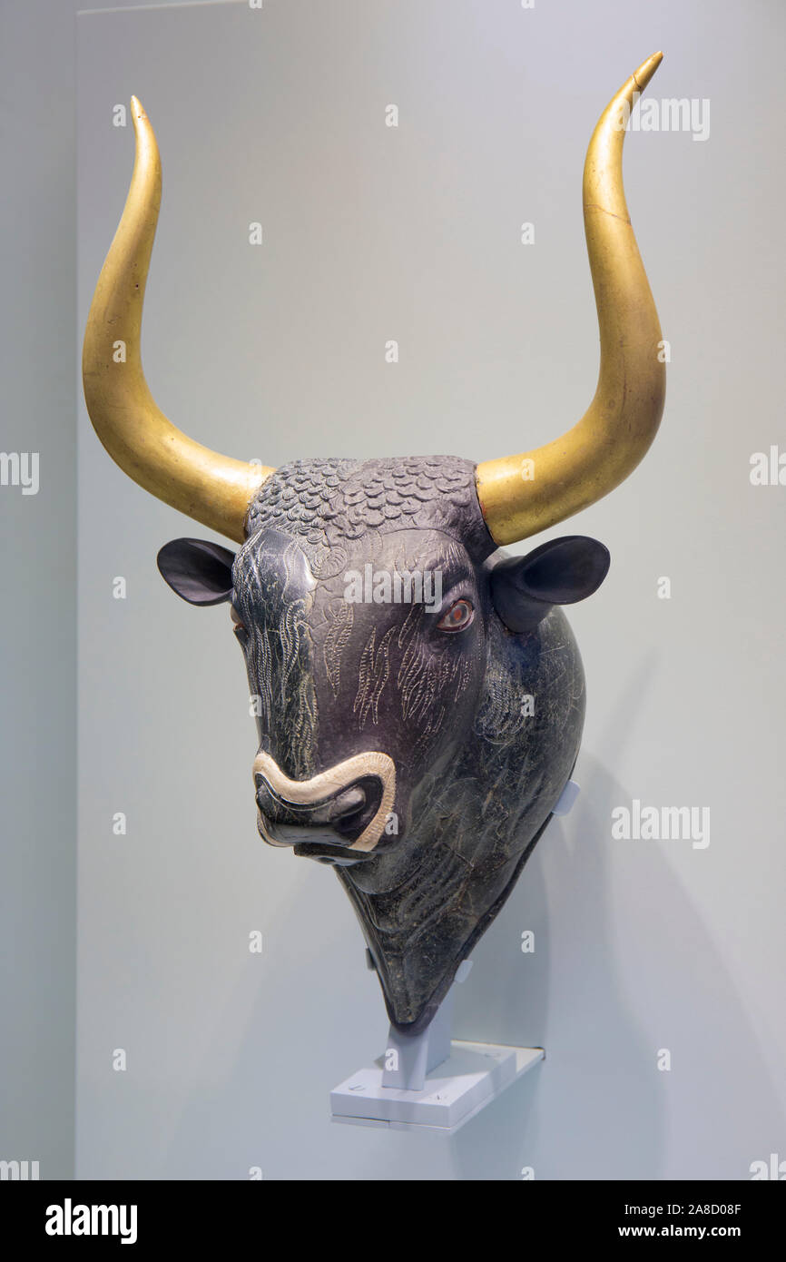 Héraklion, Crète, Grèce. Tête de taureau rhyton en pierre sur l'affichage dans le musée archéologique d'Héraklion. Banque D'Images