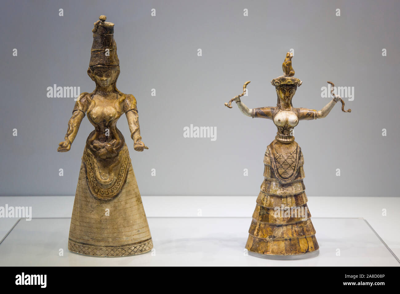 Héraklion, Crète, Grèce. Figurines de la Déesse serpent sur l'affichage dans le musée archéologique d'Héraklion. Banque D'Images