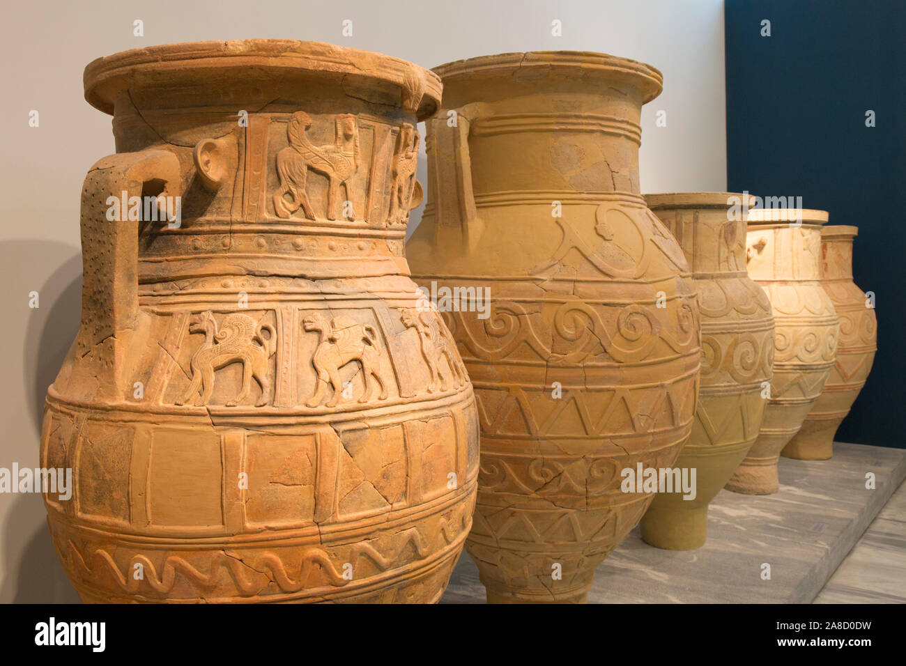 Héraklion, Crète, Grèce. Faïence géant pots de stockage sur l'affichage dans le musée archéologique d'Héraklion. Banque D'Images