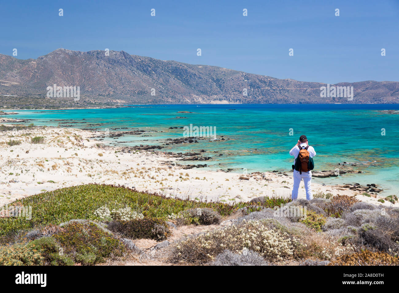 Elafonisi, Chania, Crète, Grèce. Visiteur sur une falaise en admirant la vue sur la baie de Vroulia. Banque D'Images