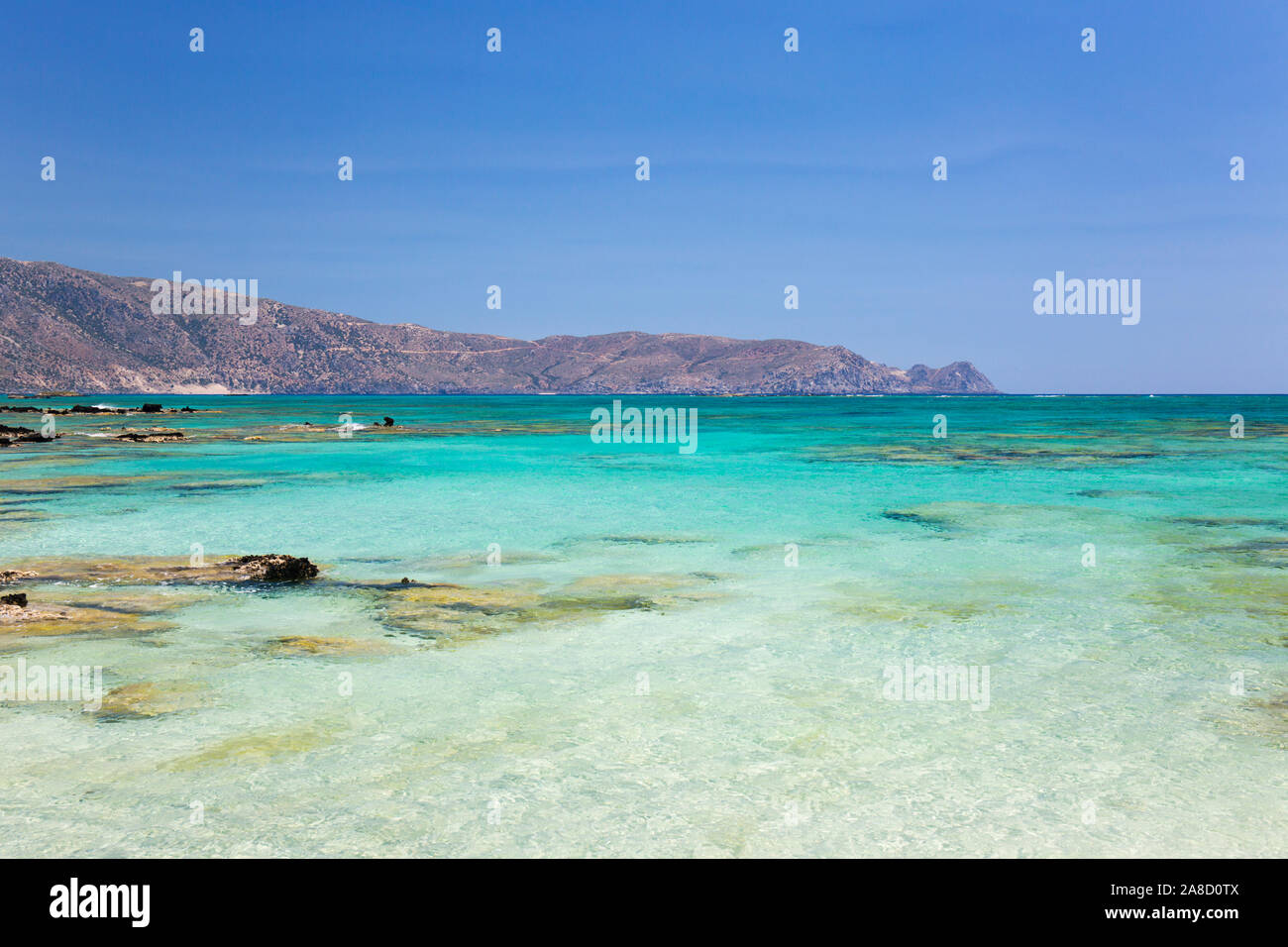 Elafonisi, Chania, Crète, Grèce. Vue depuis la plage sur les eaux turquoise de la baie de Vroulia. Banque D'Images