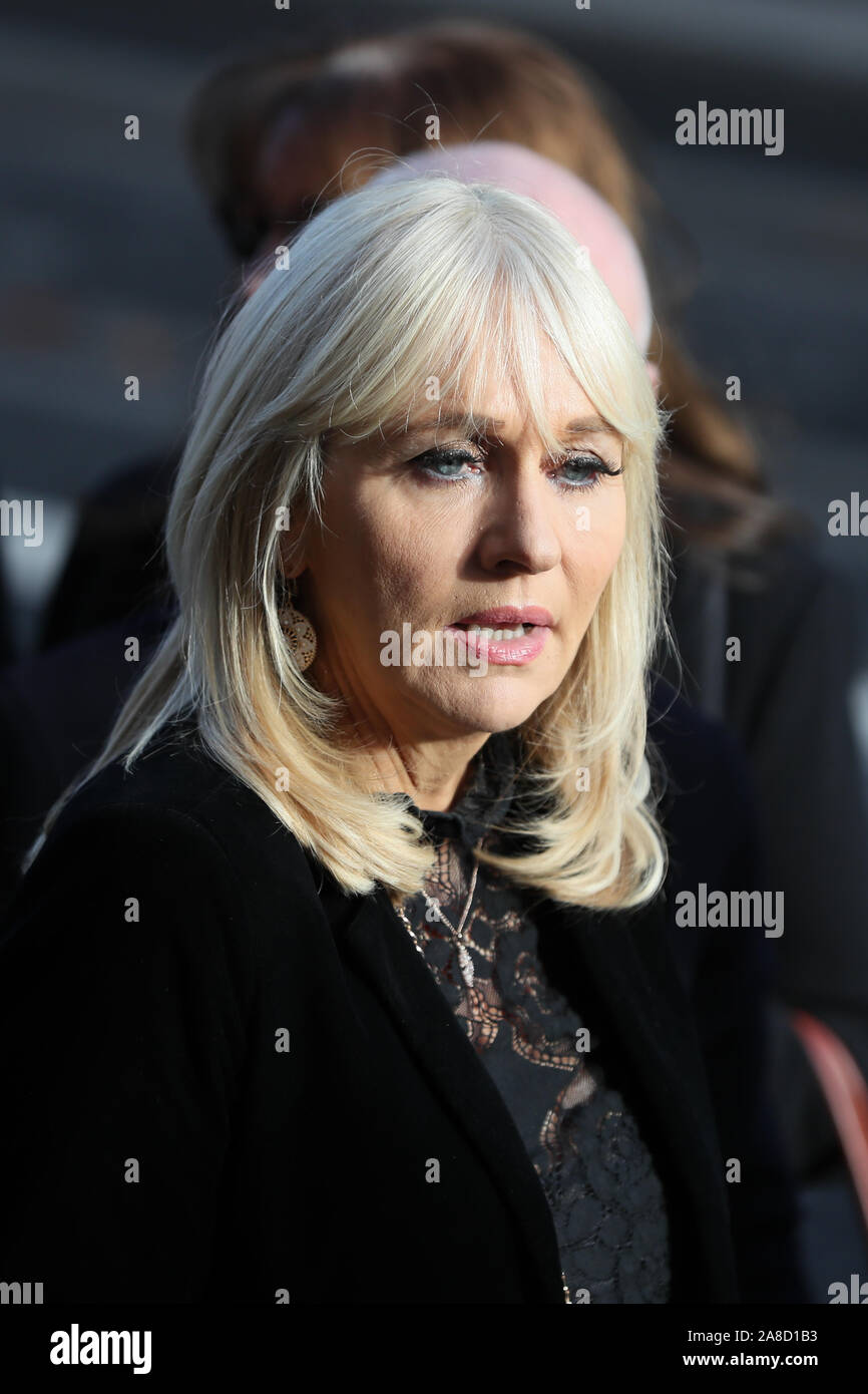 Diffuseur RTE Miriam O'Callaghan arrive pour les obsèques du célèbre animateur Gay Byrne à la Cathédrale de Dublin. Banque D'Images