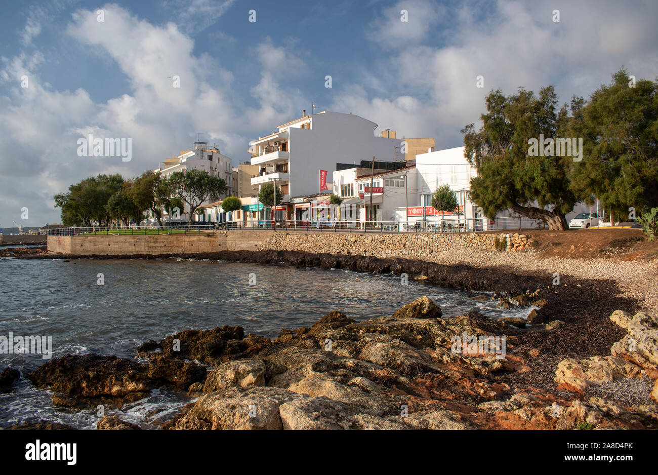 Cala Bona, Majorque, Espagne, 13 octobre 2019, front de mer de Cala Bona et la promenade. Banque D'Images