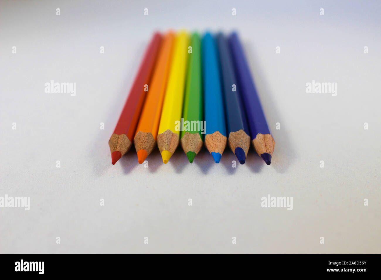 Vue oblique de crayons de couleur arc-en-ciel avec l'accent sur les conseils sélectionnés Banque D'Images