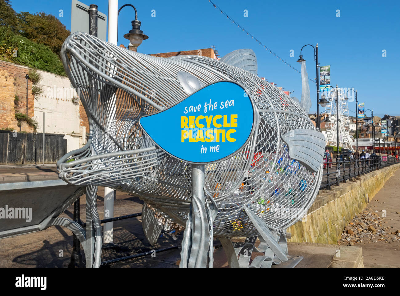 Poubelle inhabituelle pour déchets plastiques bouteilles déchets déchets déchets déchets sur le front de mer Scarborough North Yorkshire Angleterre Royaume-Uni Grande-Bretagne Banque D'Images