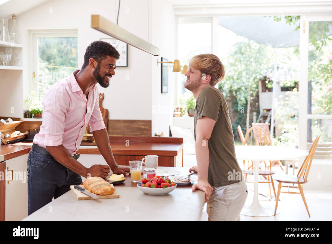 Homme couple gay à la cuisine faire le petit déjeuner ensemble Banque D'Images