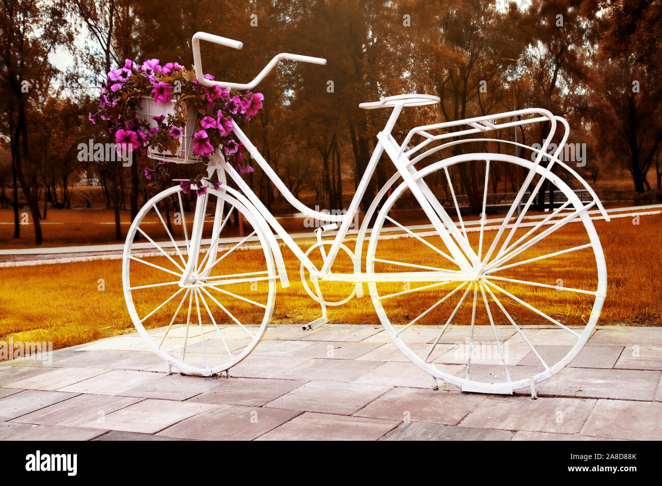 Artistique - vélo floral floral design, décoration de la rue. Rue charmante décoration - vieux vélo avec des fleurs Banque D'Images