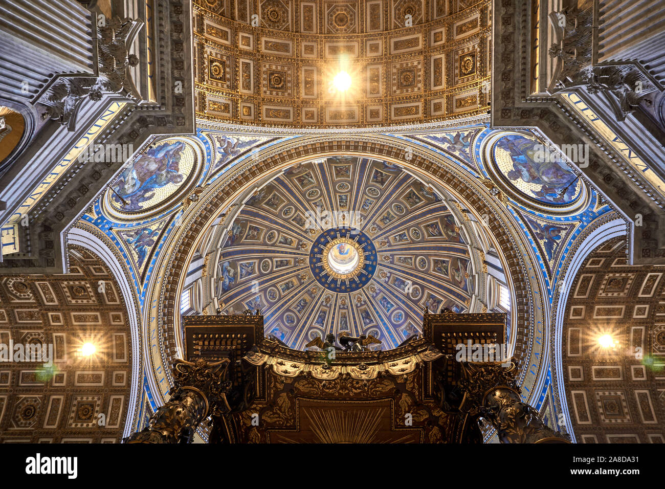 Intérieur de la basilique St Pierre du Vatican Rome Italie Banque D'Images