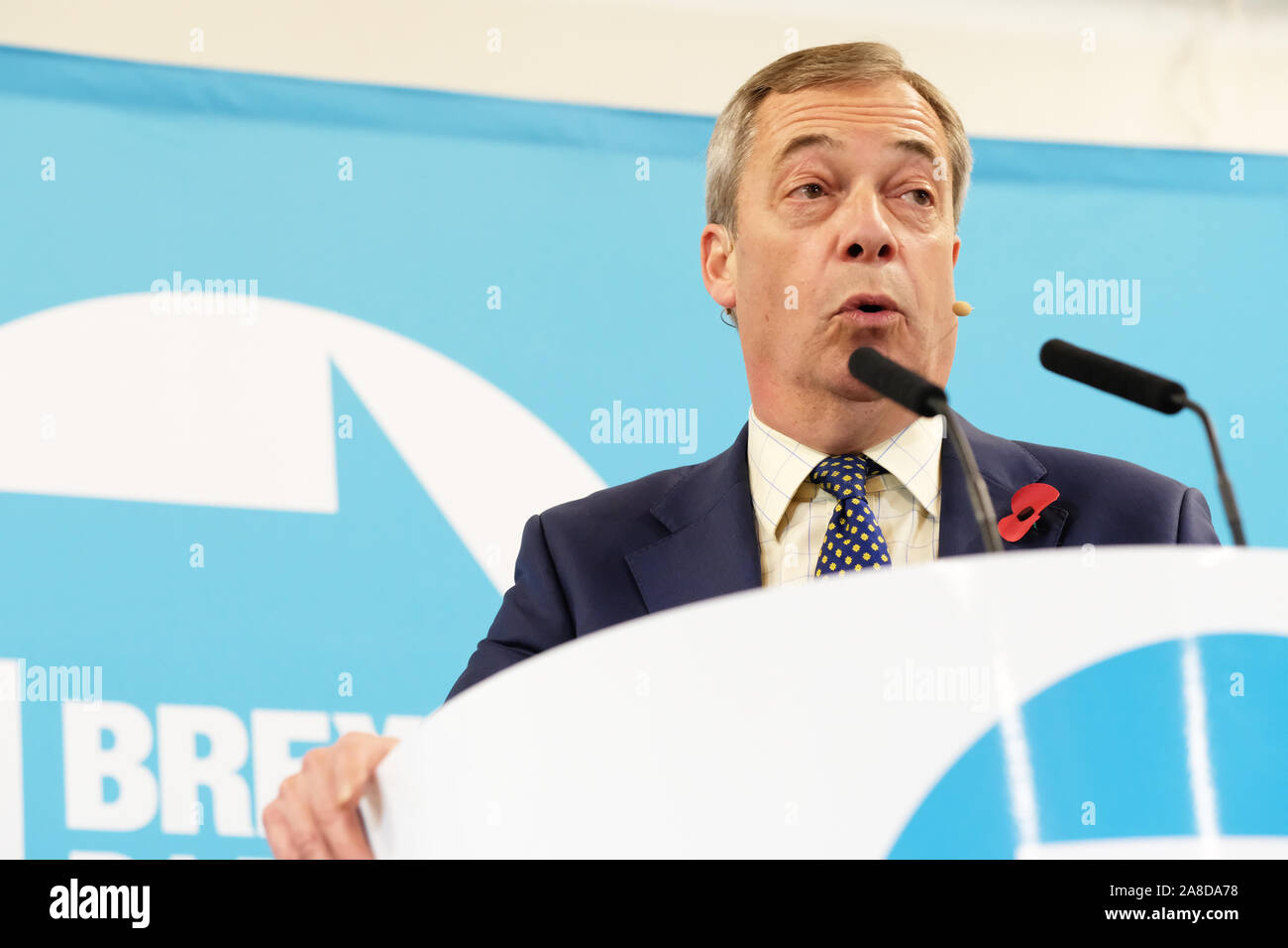 Little Mill, Pontypool, Monmouthshire, Wales - Vendredi 8 novembre 2019 - La chef du parti Brexit Nigel Farage s'adresse à un auditoire dans la Nouvelle-Galles du Sud ville de Pontypool la vigueur du scrutin. Photo Steven Mai / Alamy Live News Banque D'Images