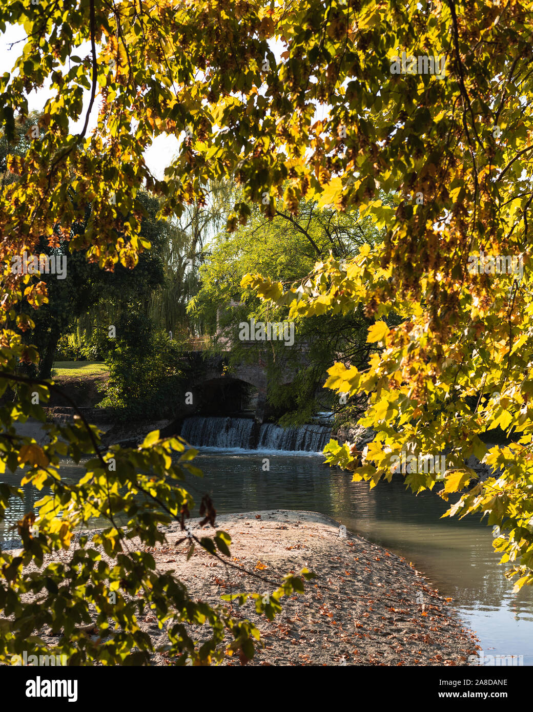 Vue sur la cascade du jardin de l'établissement Villa Belvedere à Mirano Italie Banque D'Images