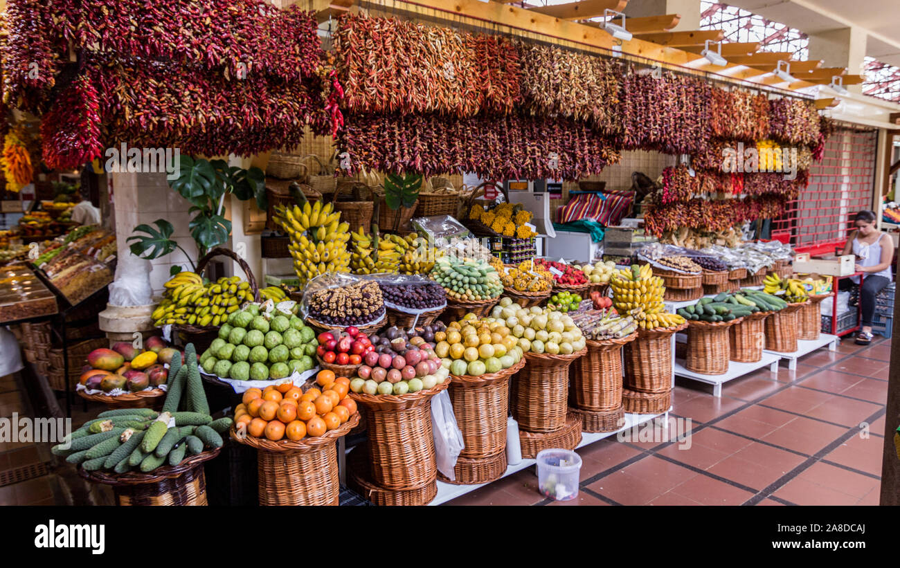 Fruits, légumes et épices dans la salle du marché local à Funchal, Madeira, Portugal Banque D'Images