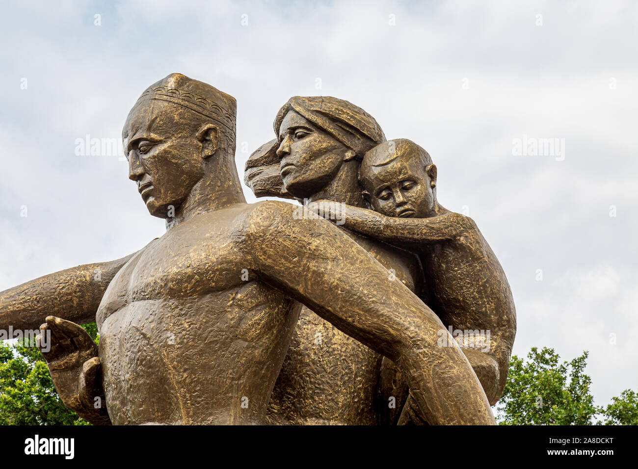Monument de Courage dédié à la 1966 séisme à Tachkent, montre une femme embracimg un enfant et un homme qui les protègent. Banque D'Images