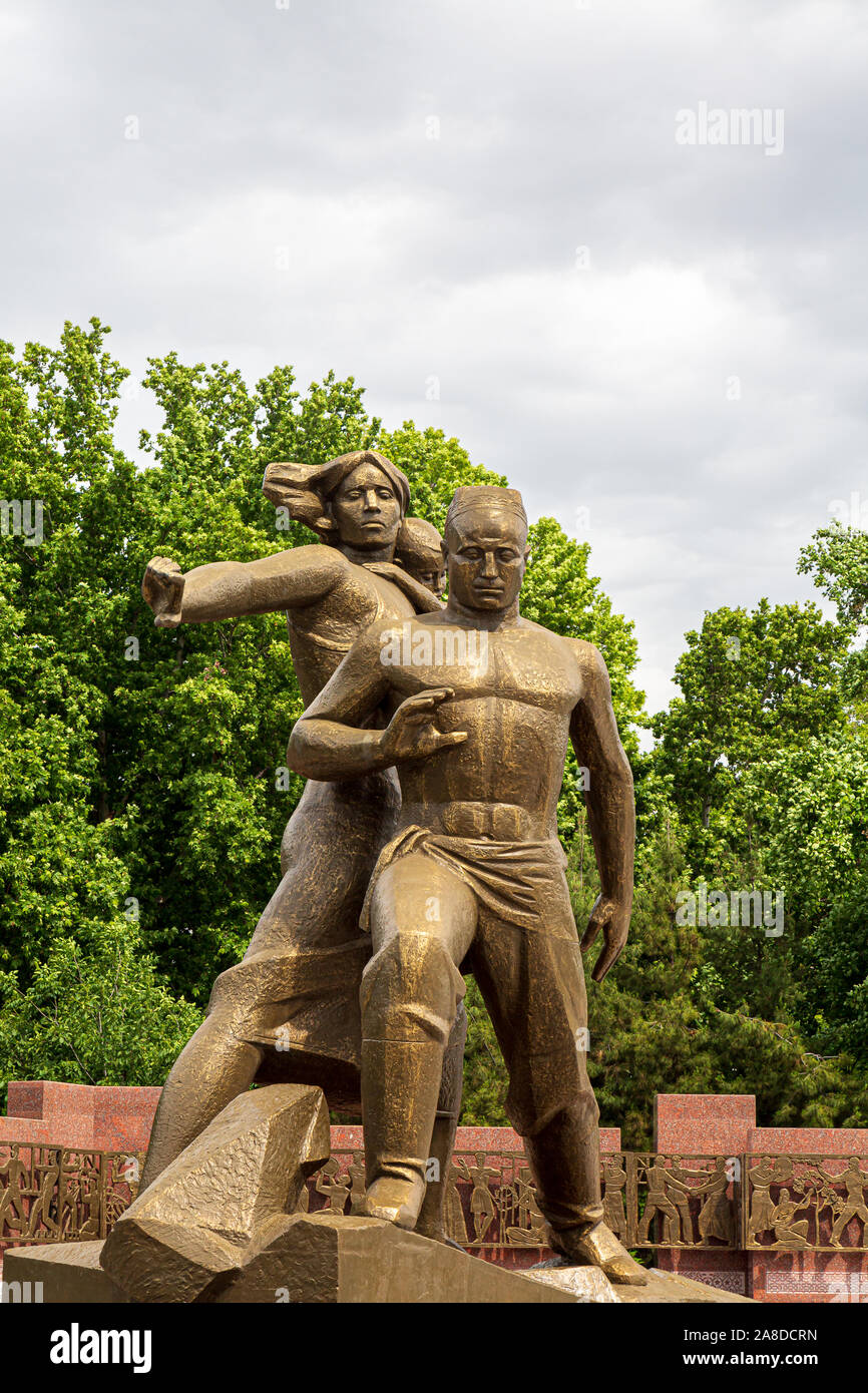 Monument de Courage dédié à la 1966 séisme à Tachkent, montre une femme embracimg un enfant et un homme qui les protègent. Banque D'Images