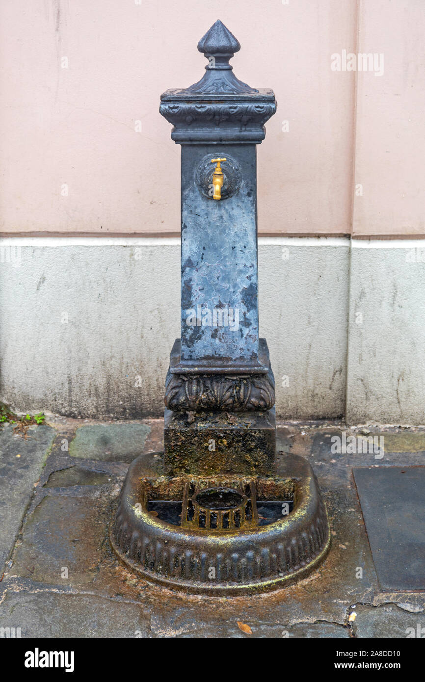 Robinet d'eau potable publique à Pise Italie Photo Stock - Alamy