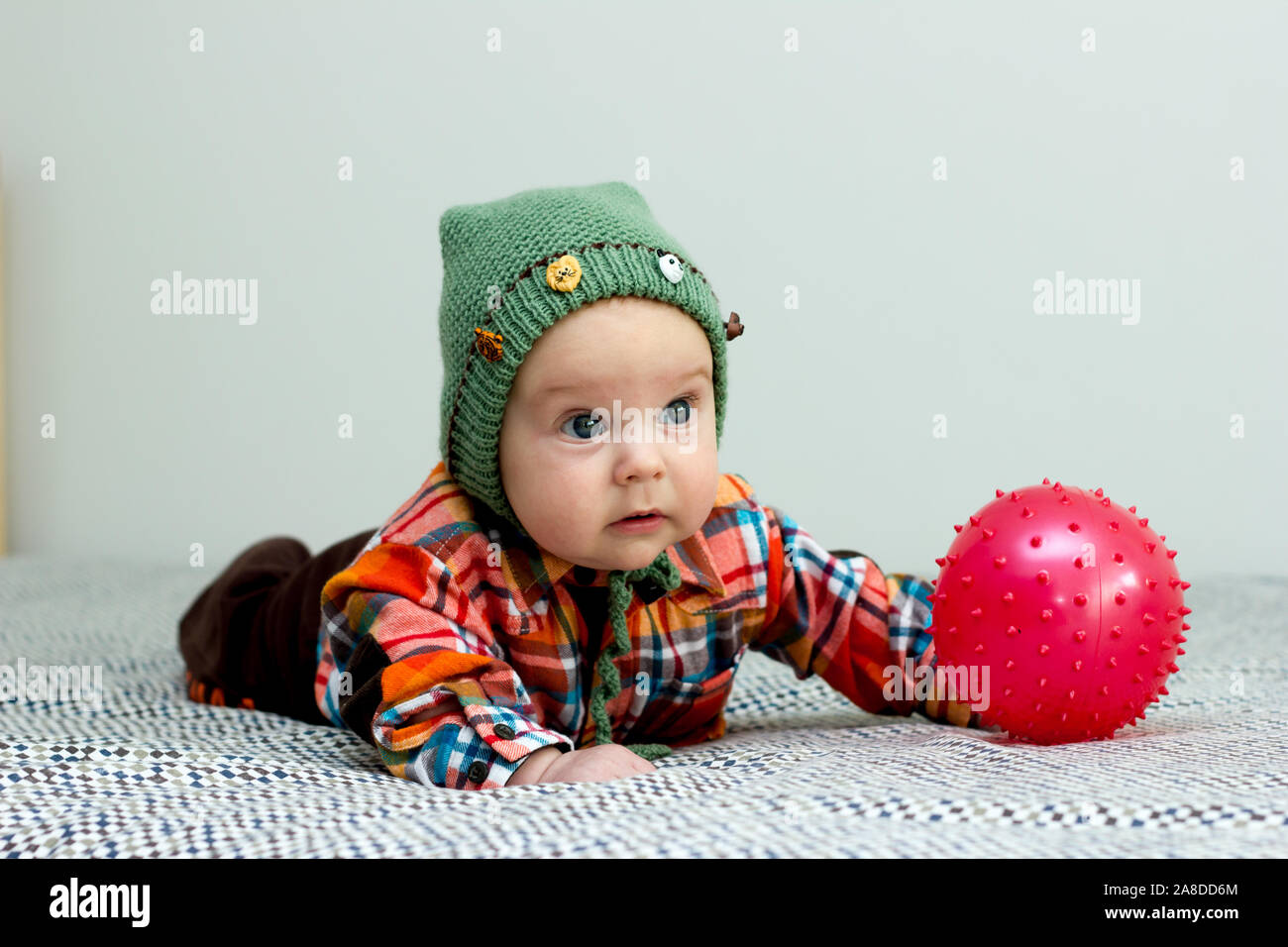 Bebe Garcon Joue Avec Une Petite Boule Rouge Photo Stock Alamy