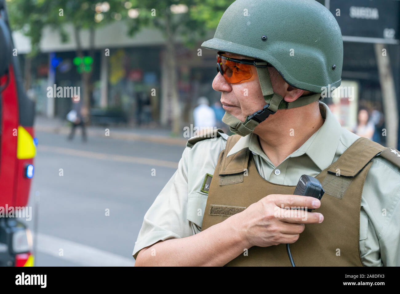 Santiago de Chile Chili le 6 novembre 2019 Agent de police des carabiniers portrait lors des dernières émeutes et affrontements entre la police et les manifestants Banque D'Images
