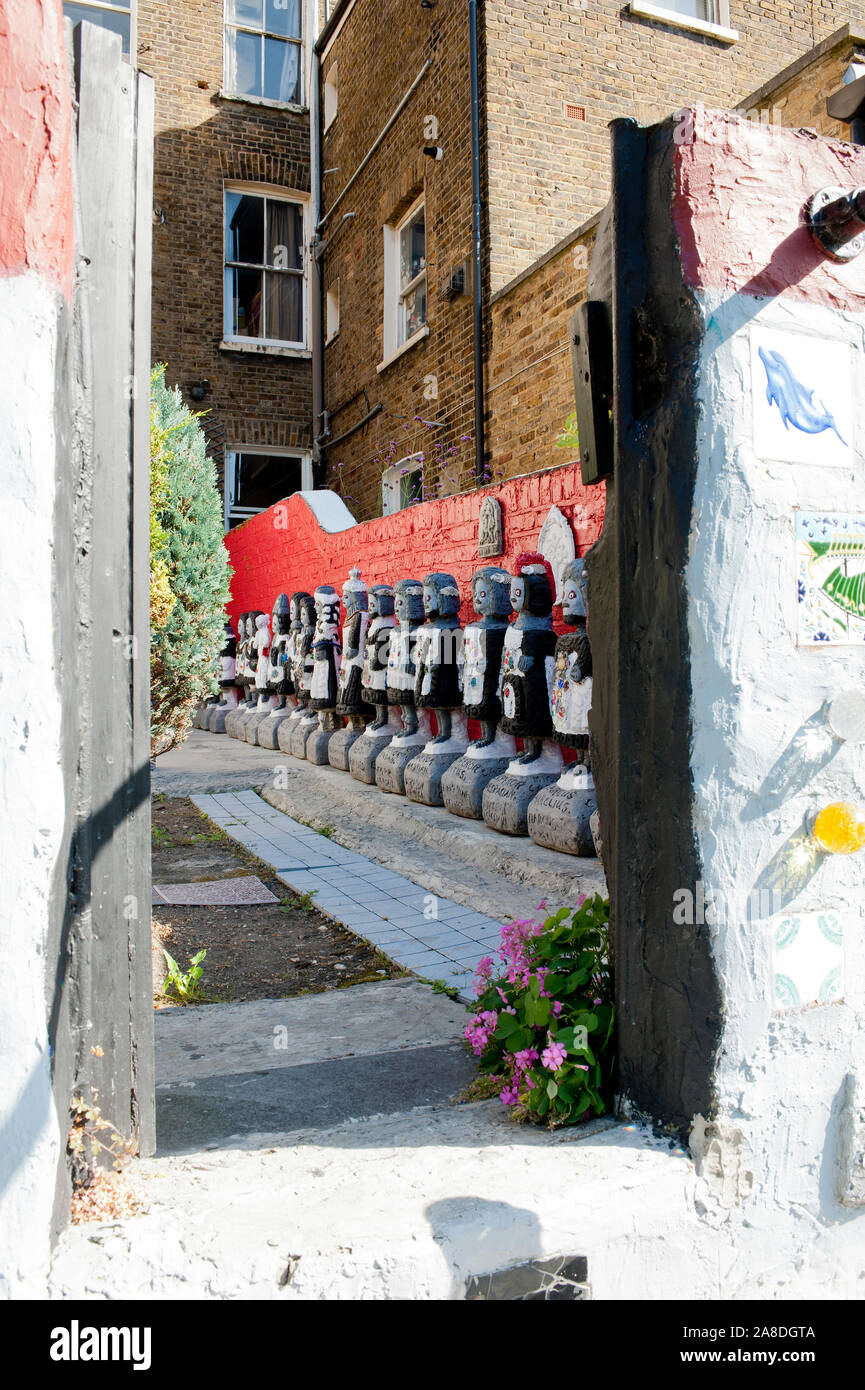 Gerard 'Gerry' Dalton's Magical Kingdom et jardin à son domicile dans le logement social sur le Grand Union canal à Westbourne Grove, London Banque D'Images