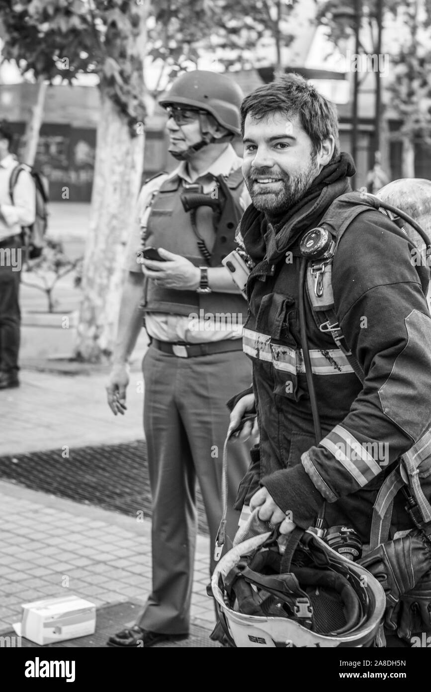 Santiago de Chile Chili le 6 novembre 2019 officier pompier portrait tout en aidant pendant les dernières émeutes des affrontements entre la police et les manifestants Banque D'Images