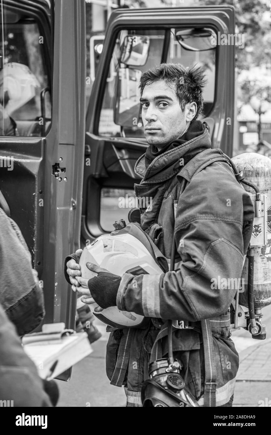 Santiago de Chile Chili le 6 novembre 2019 officier pompier portrait tout en aidant pendant les dernières émeutes des affrontements entre la police et les manifestants Banque D'Images
