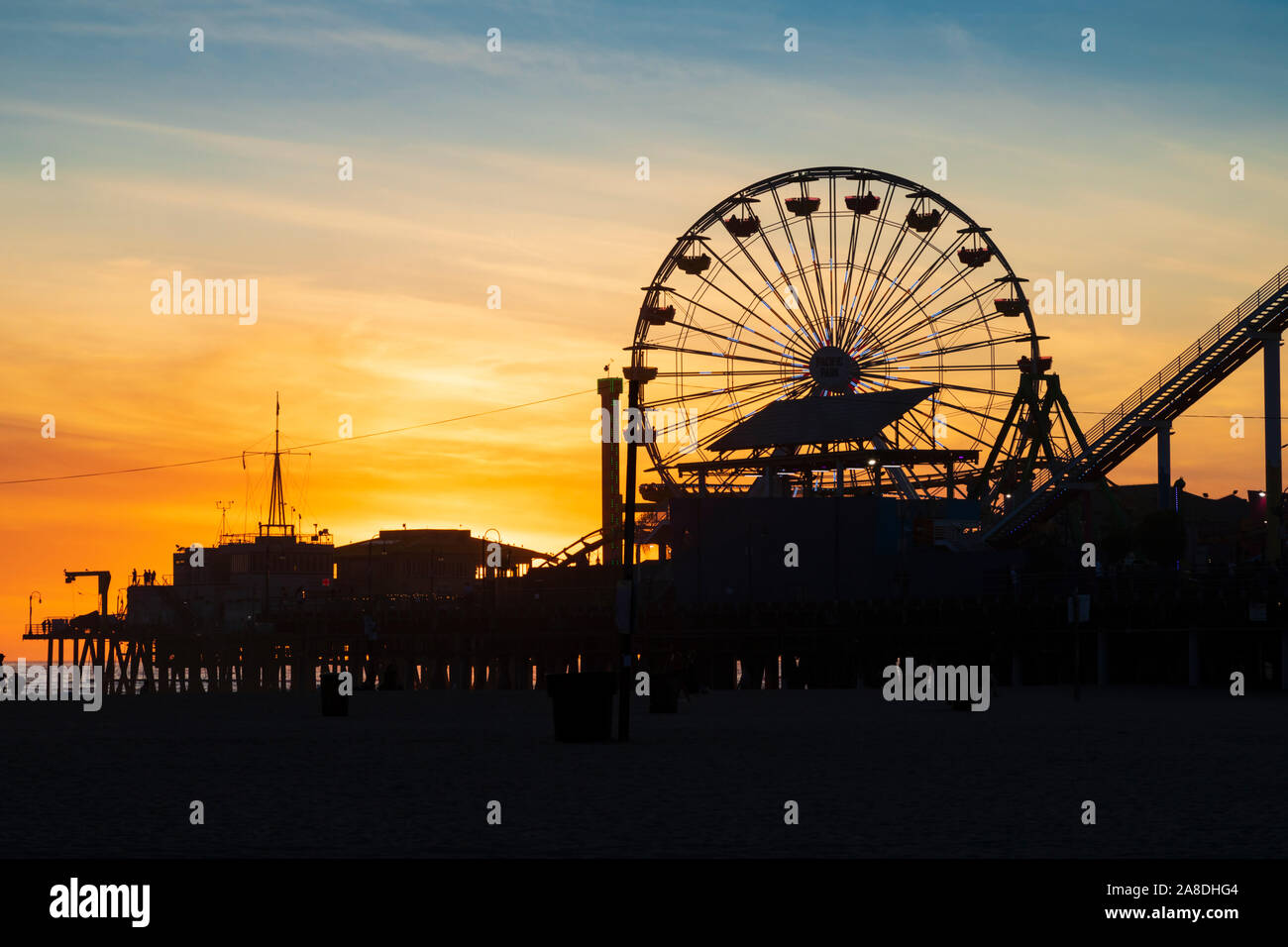 Coucher de soleil sur Santa Monica Pier et amusements. , Los Angeles County, Californie, États-Unis d'Amérique Banque D'Images