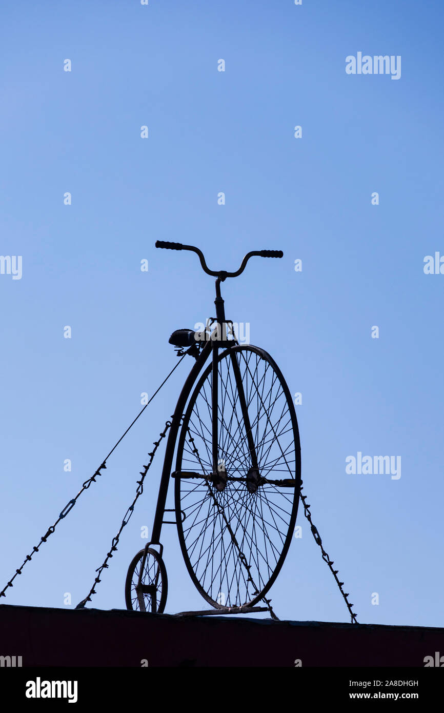 Penny Farthing location au-dessus de l'atelier de réparation de vélo, Ocean Park Boulevard, Santa Monica, Los Angeles County, Californie, États-Unis d'Amérique Banque D'Images