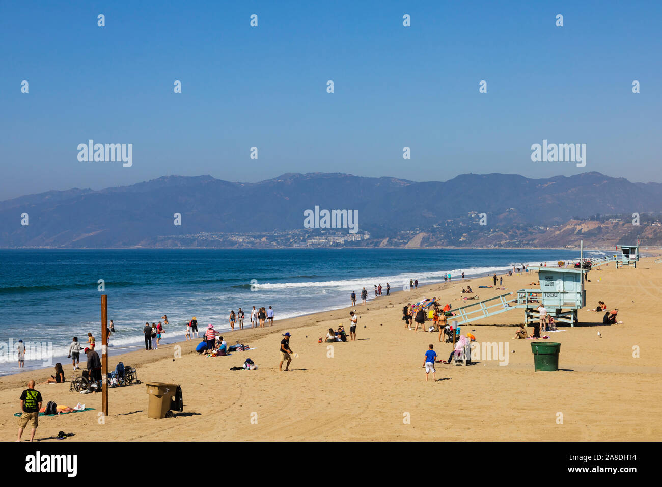 Les touristes sur la plage, Santa Monica, Los Angeles County, Californie, États-Unis d'Amérique Banque D'Images