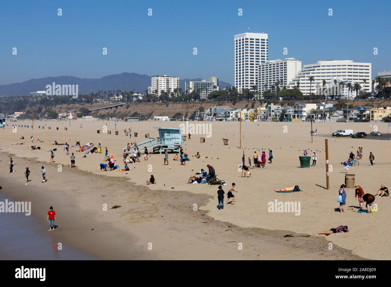 Les touristes sur la plage, Santa Monica, Los Angeles County, Californie, États-Unis d'Amérique Banque D'Images