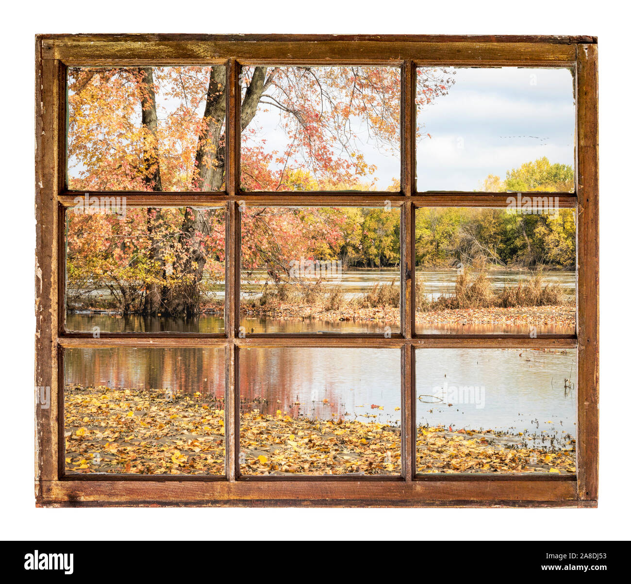 La rivière Missouri inondées en couleurs d'automne paysage vu depuis une fenêtre à guillotine vintage Banque D'Images