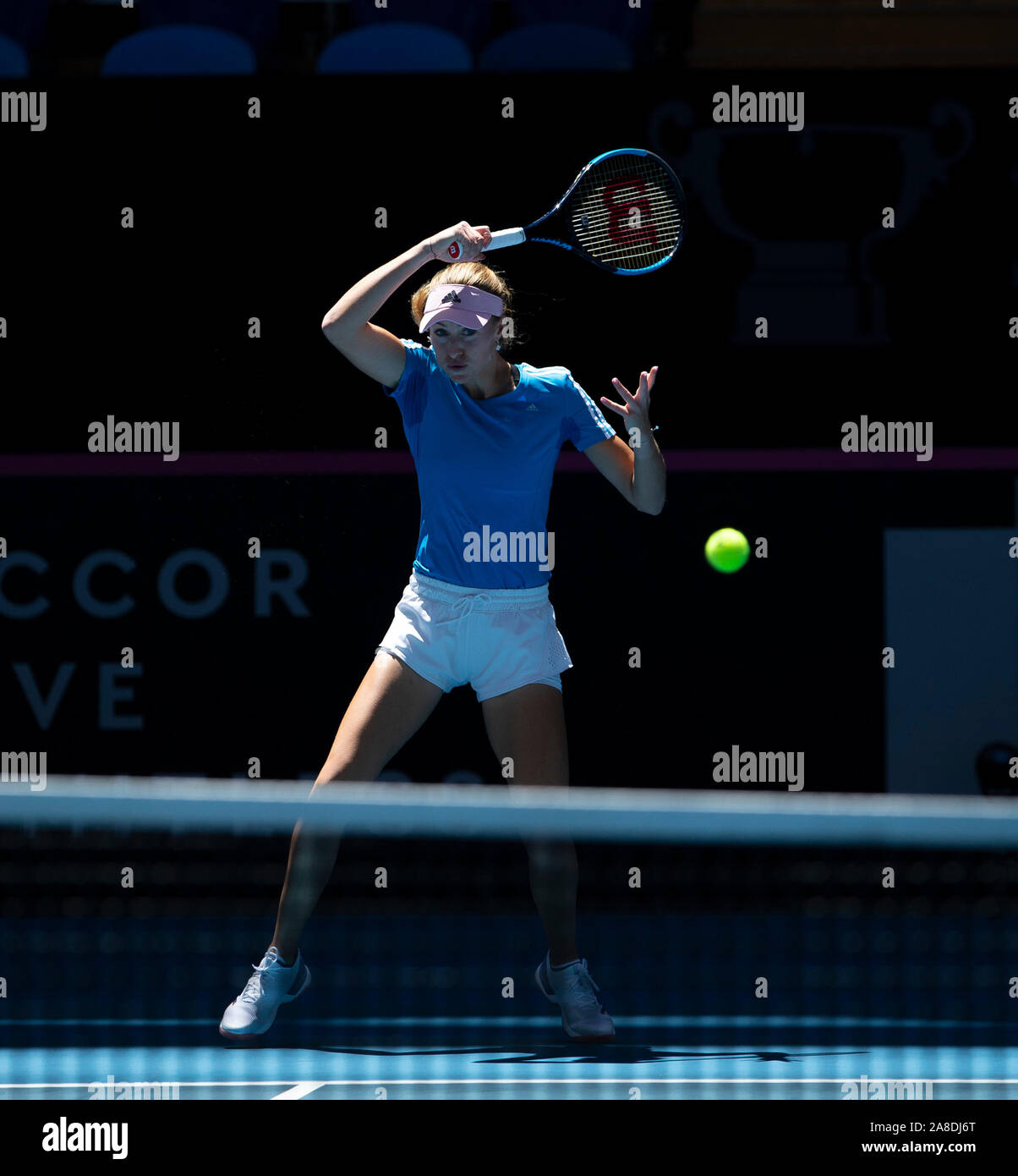 Perth, Australie occidentale. 8 novembre 2019 RAC ; Arena, Perth, Australie occidentale, Australie ; Fed Cup par BNP Paribas Tennis finale, l'Australie et la France, jour de pratique ; Kristina Mladenivic de France joue un coup droit tourné au cours de la pratique - usage éditorial : Action Crédit Plus Sport Images/Alamy Live News Banque D'Images