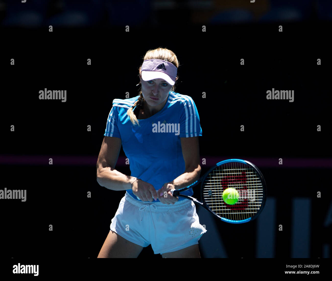 Perth, Australie occidentale. 8 novembre 2019 RAC ; Arena, Perth, Australie occidentale, Australie ; Fed Cup par BNP Paribas Tennis finale, l'Australie et la France, jour de pratique ; Kristina Mladenivic de France joue un coup de revers au cours de la pratique - usage éditorial : Action Crédit Plus Sport Images/Alamy Live News Banque D'Images