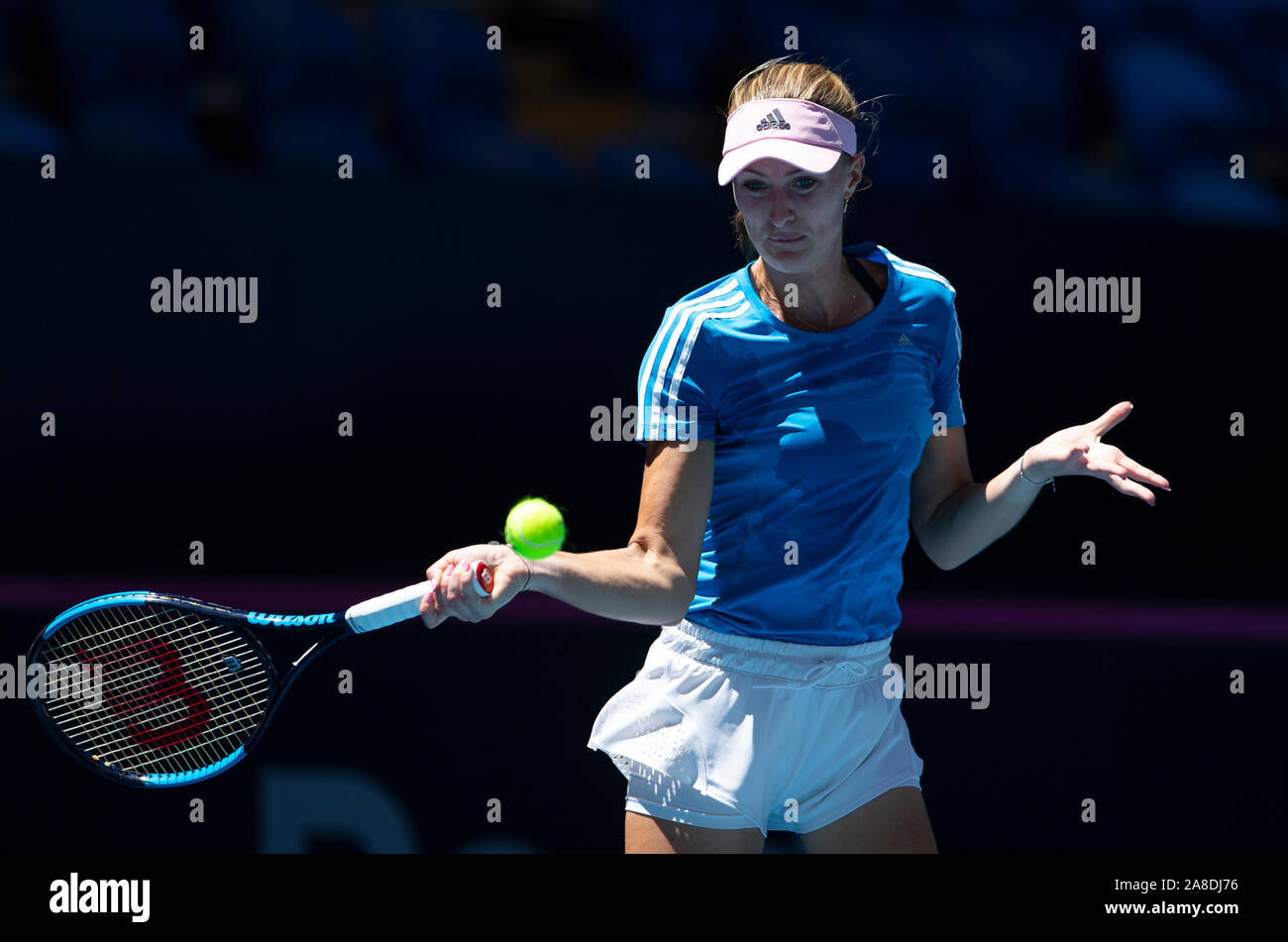 Perth, Australie occidentale. 8 novembre 2019 RAC ; Arena, Perth, Australie occidentale, Australie ; Fed Cup par BNP Paribas Tennis finale, l'Australie et la France, jour de pratique ; Kristina Mladenivic de France joue un coup droit tourné au cours de la pratique - usage éditorial : Action Crédit Plus Sport Images/Alamy Live News Banque D'Images