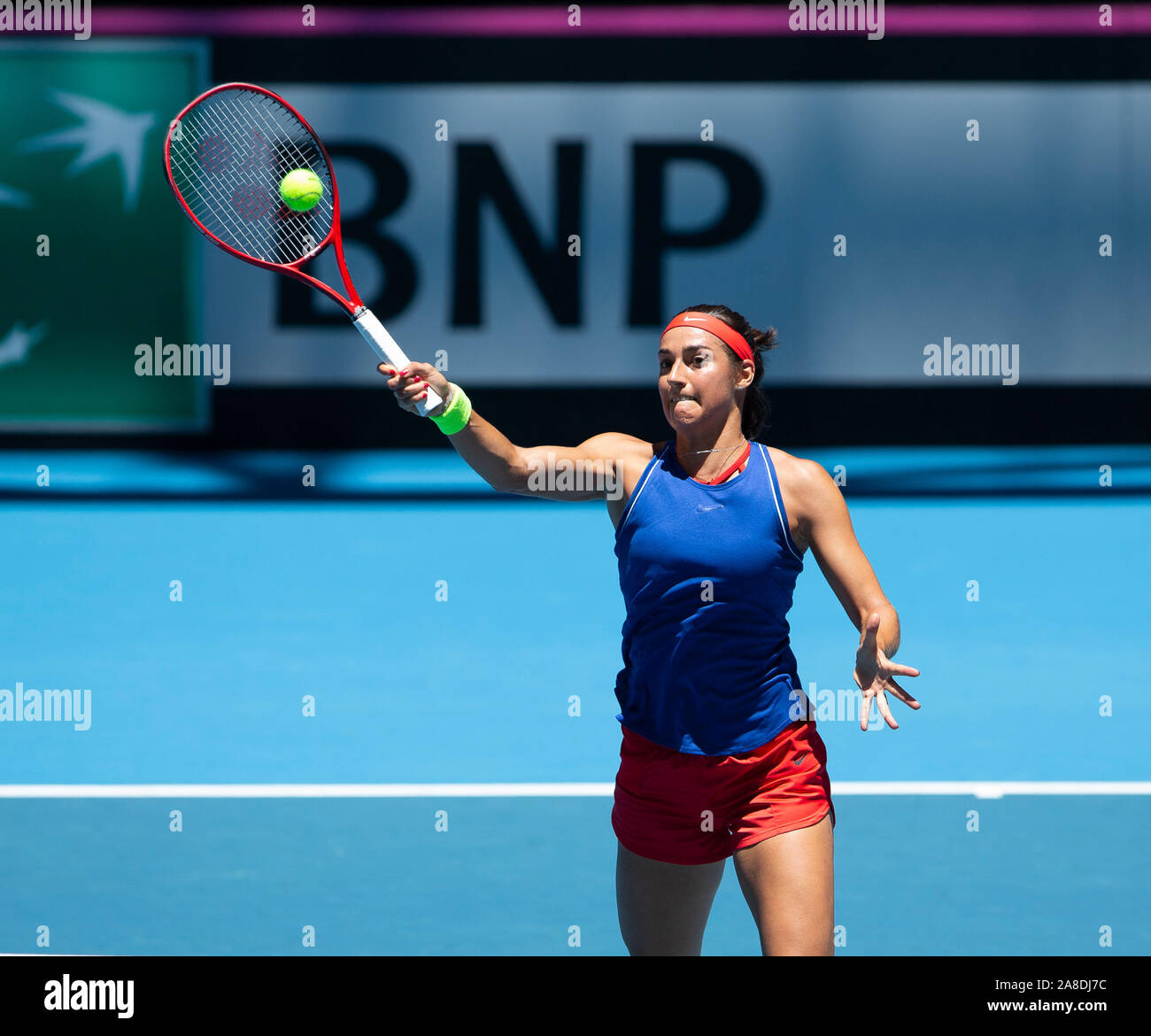 Perth, Australie occidentale. 8 novembre 2019 RAC ; Arena, Perth, Australie occidentale, Australie ; Fed Cup par BNP Paribas Tennis finale, l'Australie et la France, jour de pratique ; Caroline Garcia de la France pulvérise le ballon au filet pendant la pratique - usage éditorial : Action Crédit Plus Sport Images/Alamy Live News Banque D'Images