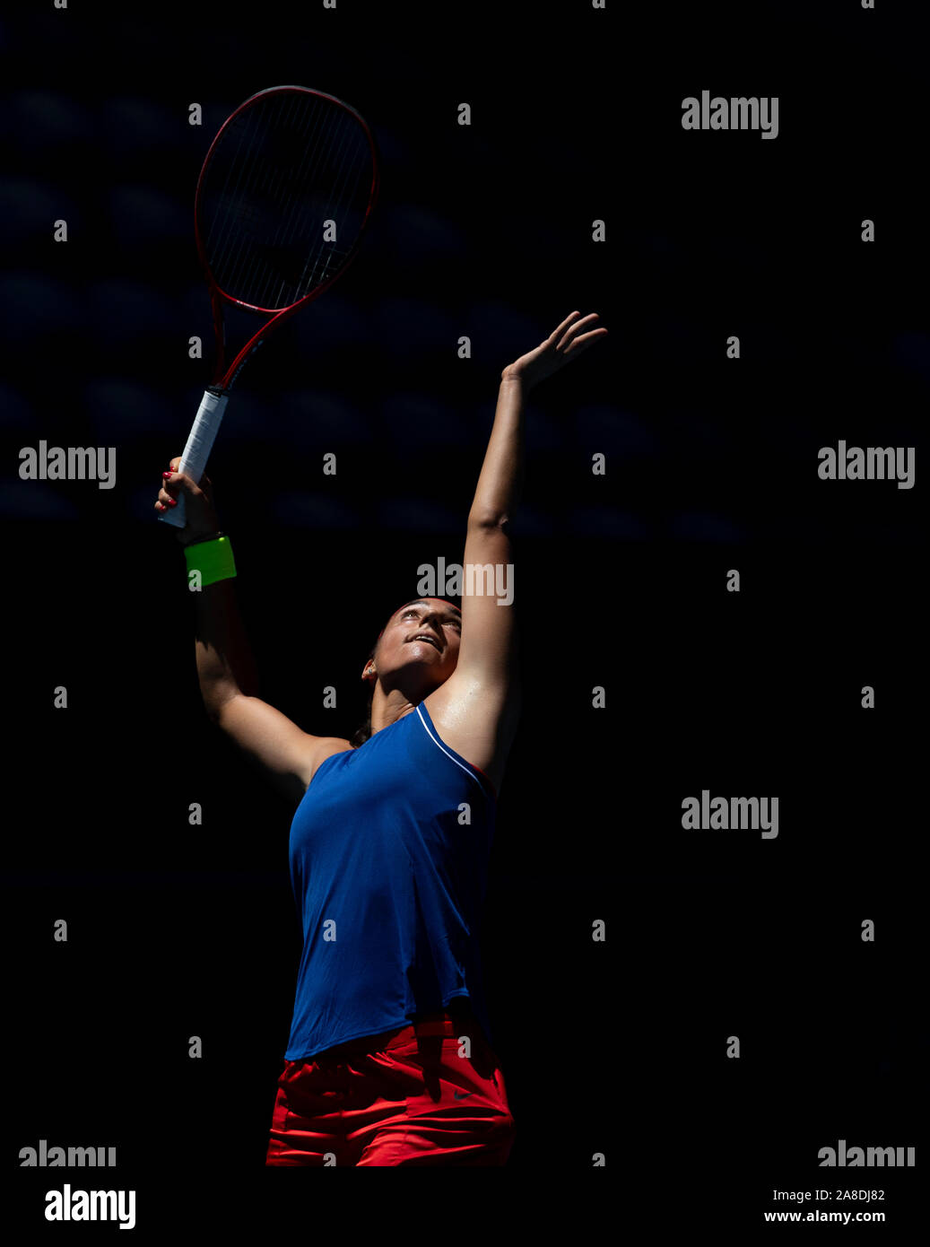 Perth, Australie occidentale. 8 novembre 2019 RAC ; Arena, Perth, Australie occidentale, Australie ; Fed Cup par BNP Paribas Tennis finale, l'Australie et la France, jour de pratique ; Caroline Garcia de la France sert pendant la pratique - usage éditorial : Action Crédit Plus Sport Images/Alamy Live News Banque D'Images