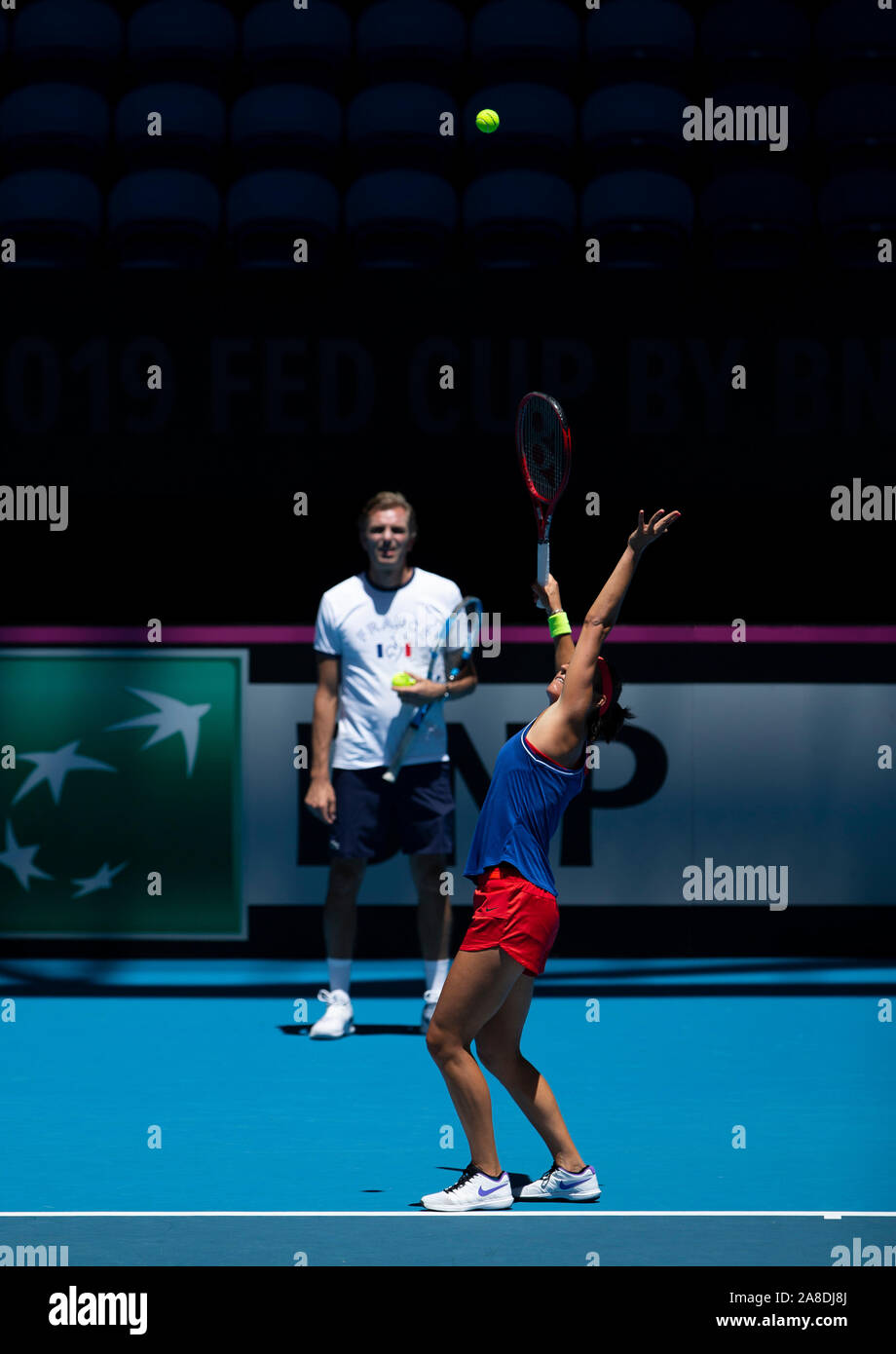 Perth, Australie occidentale. 8 novembre 2019 RAC ; Arena, Perth, Australie occidentale, Australie ; Fed Cup par BNP Paribas Tennis finale, l'Australie et la France, jour de pratique ; Caroline Garcia de la France sert pendant la pratique - usage éditorial : Action Crédit Plus Sport Images/Alamy Live News Banque D'Images