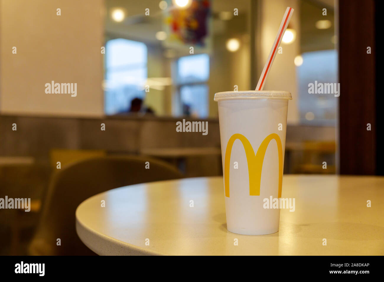 NewYork NY NOV 07 2019 : Tasse de McDonald's Cola dans l'arrière-plan de la société McDonald's restaurant. McDonald's Corporation est le des restaurants. Banque D'Images