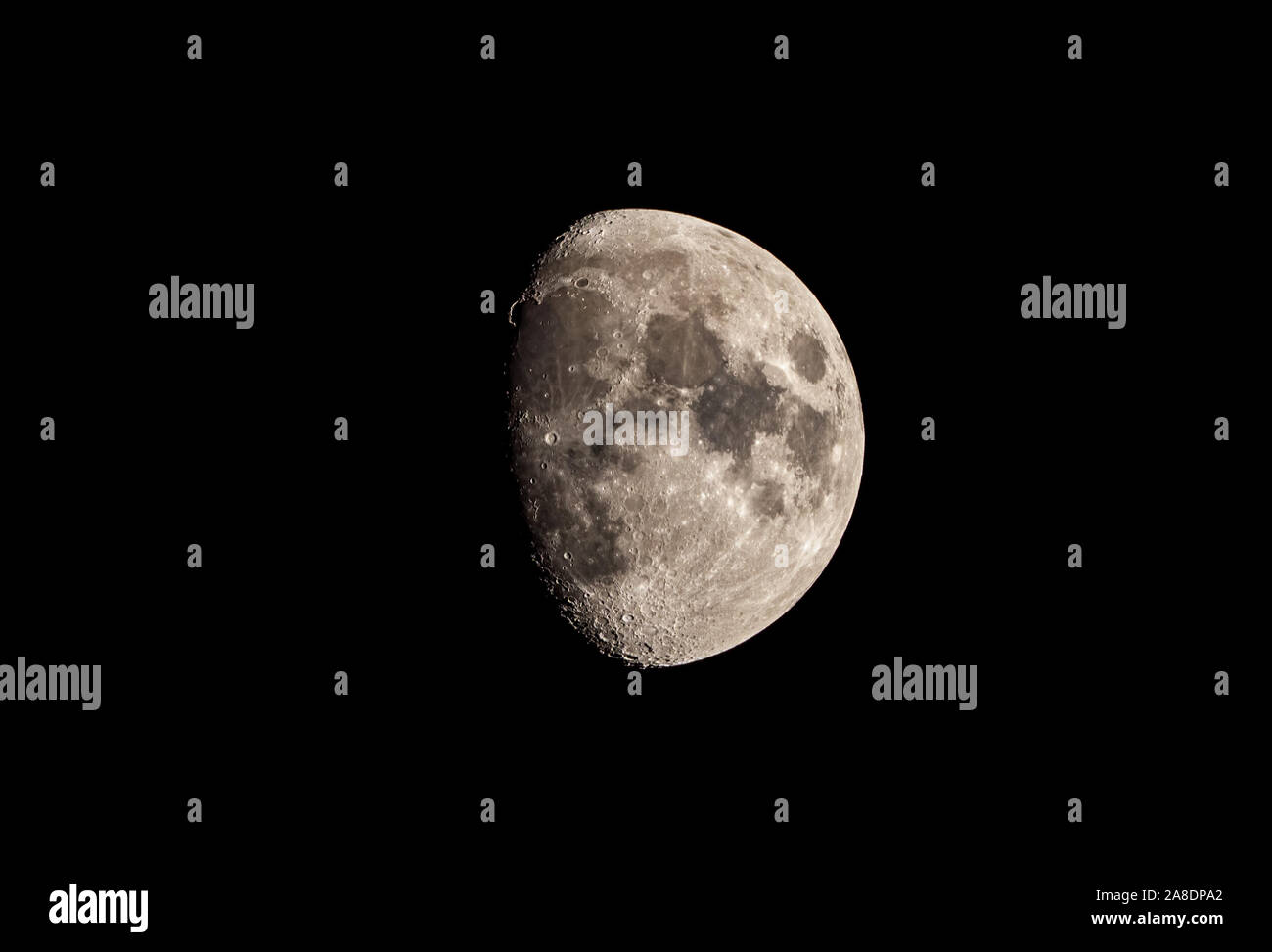 Lune gibbeuse Gros plan sur le ciel sombre isolés en Thaïlande Banque D'Images