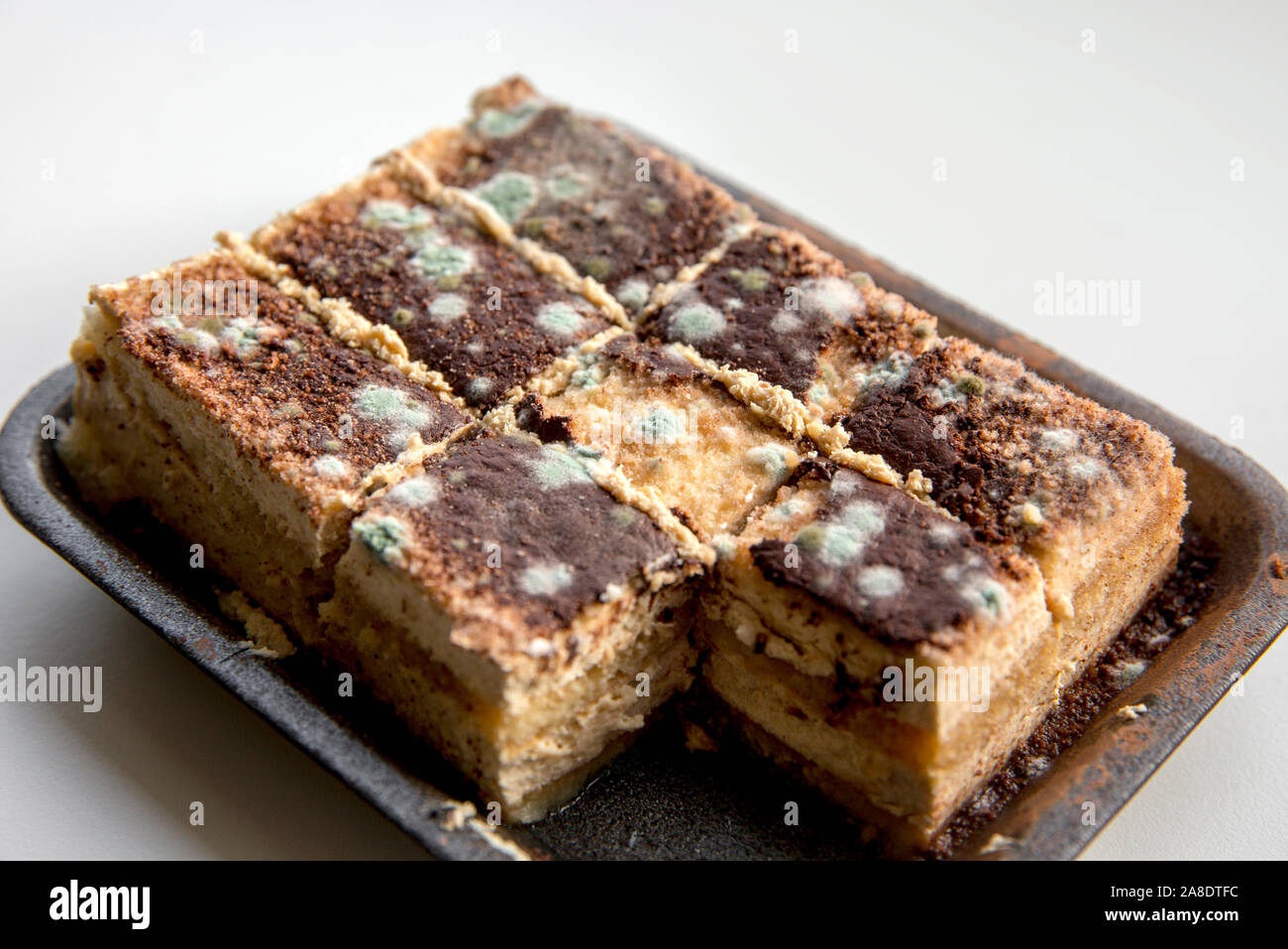 Concept de conditions de stockage incorrectes. Taches de moulage vertes sur le gâteau. Danger pour la santé. Banque D'Images