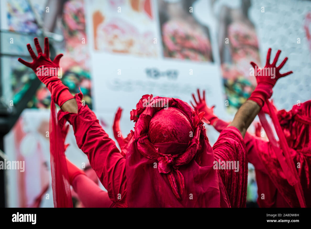La Brigade rouge protestation silencieuse à l'extérieur de la Semaine de la mode de Londres sur le Strand à Londres. Banque D'Images