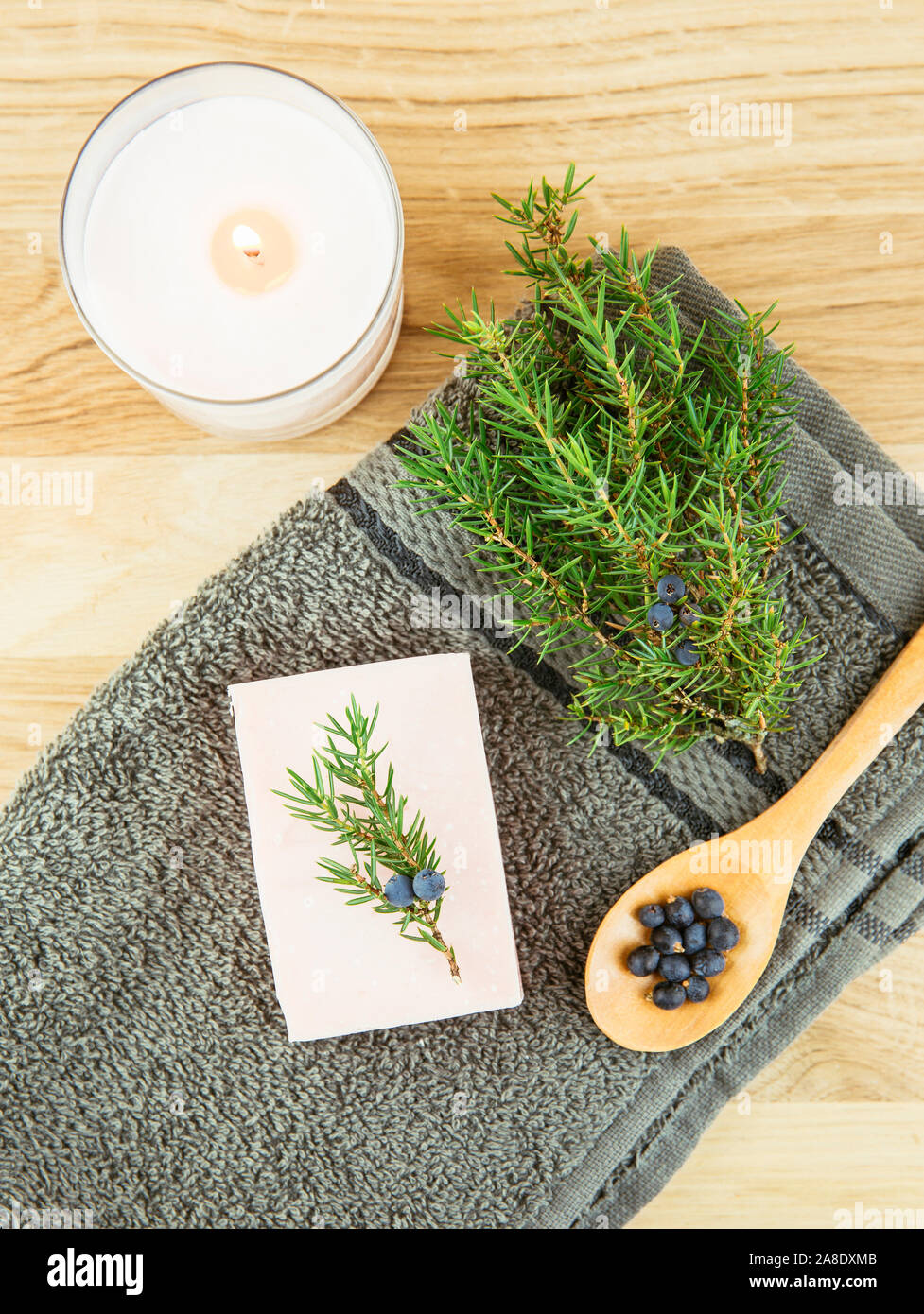 Mise à plat voir l'Amérique Juniper Juniperus communis berry bar soap, juniper tree branch avec cônes confier et cuillère avec des baies, copiez l'espace. Tre Juniper Banque D'Images