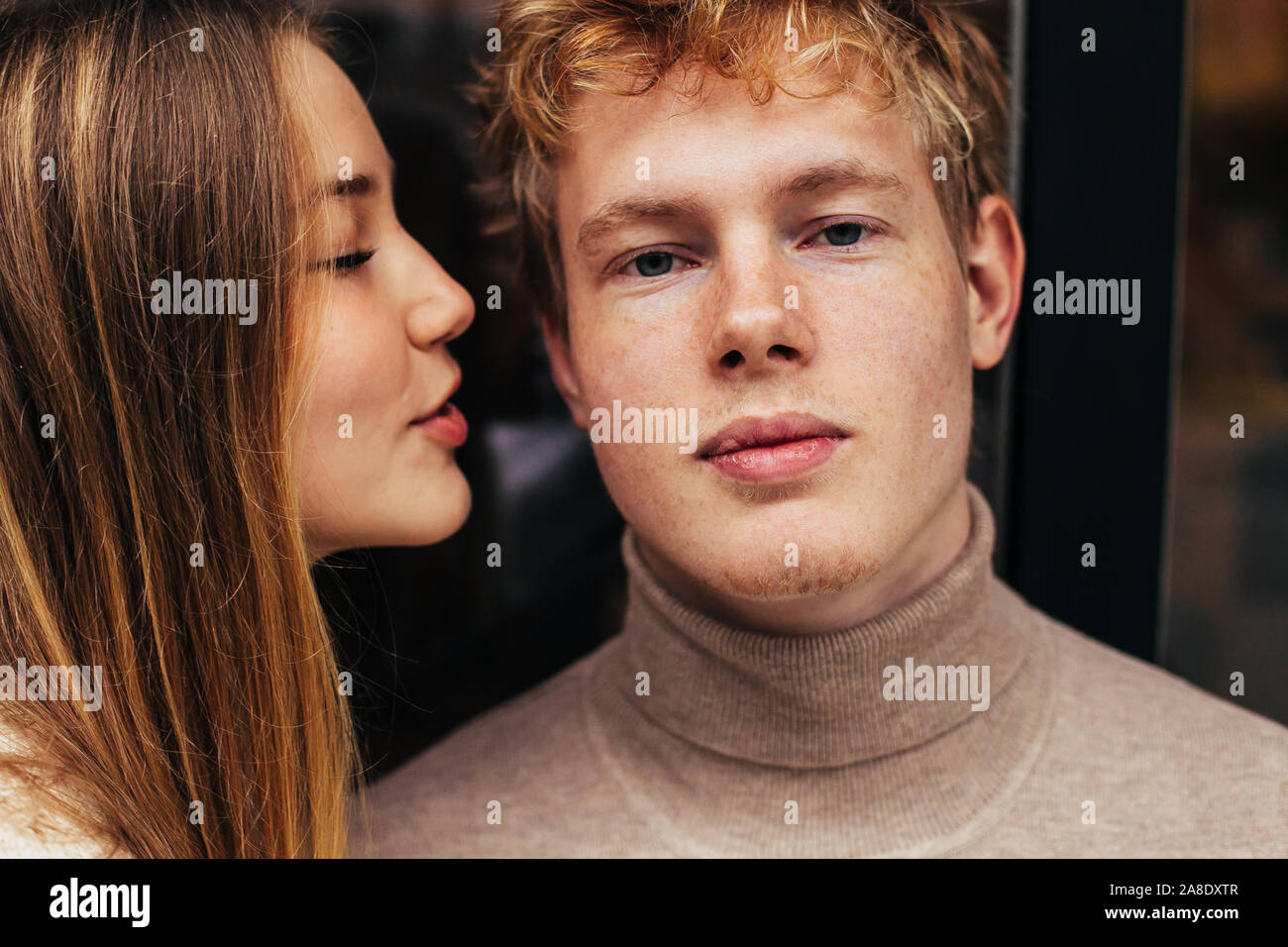 Portrait d'un jeune couple dans l'amour dans un café Banque D'Images